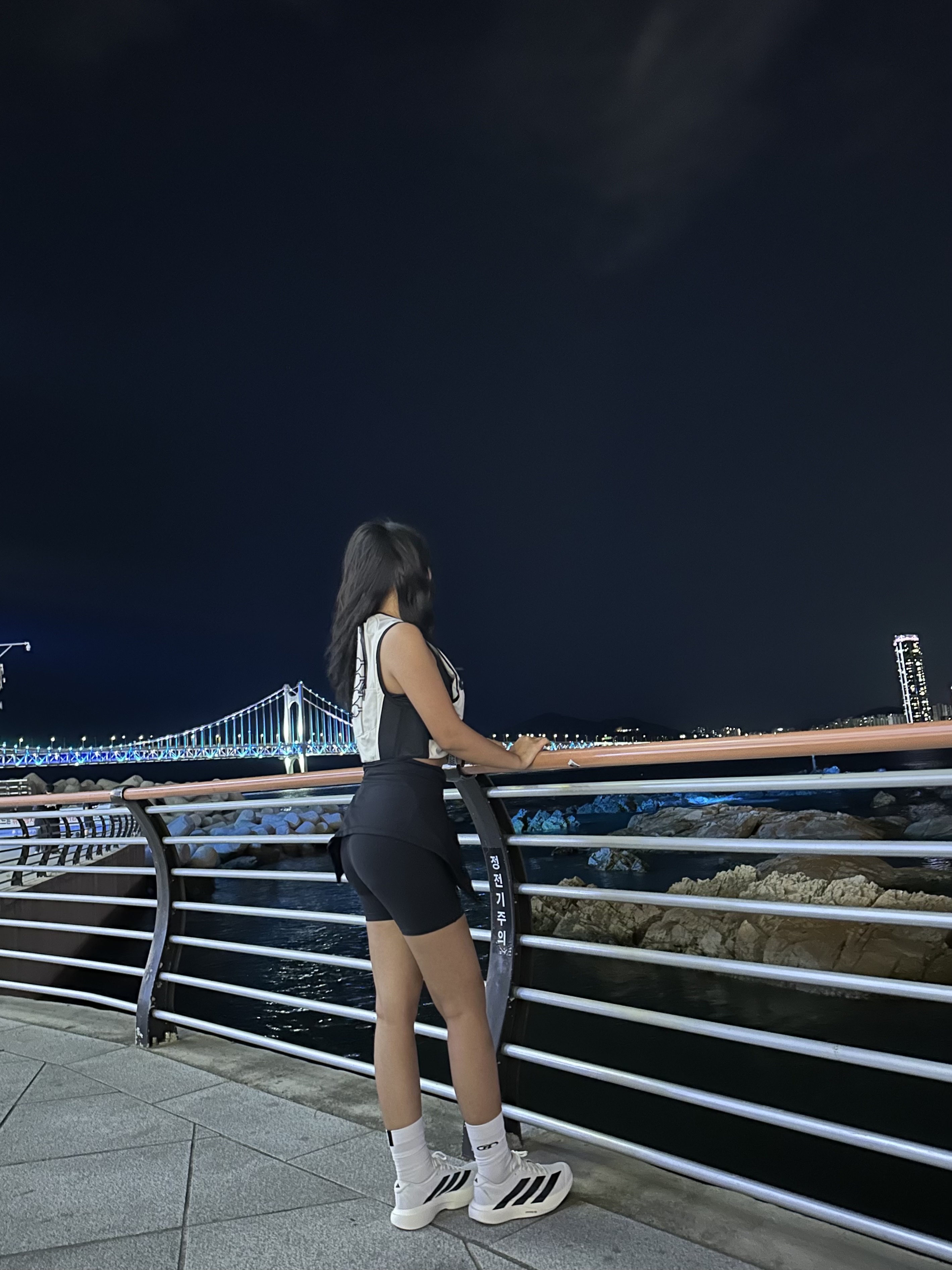 BORN TO WIN Chrome Vest Bag Ivory, BORN TO WIN Outband 3.5 Biker Shorts Black 착용 스타일 - 3
