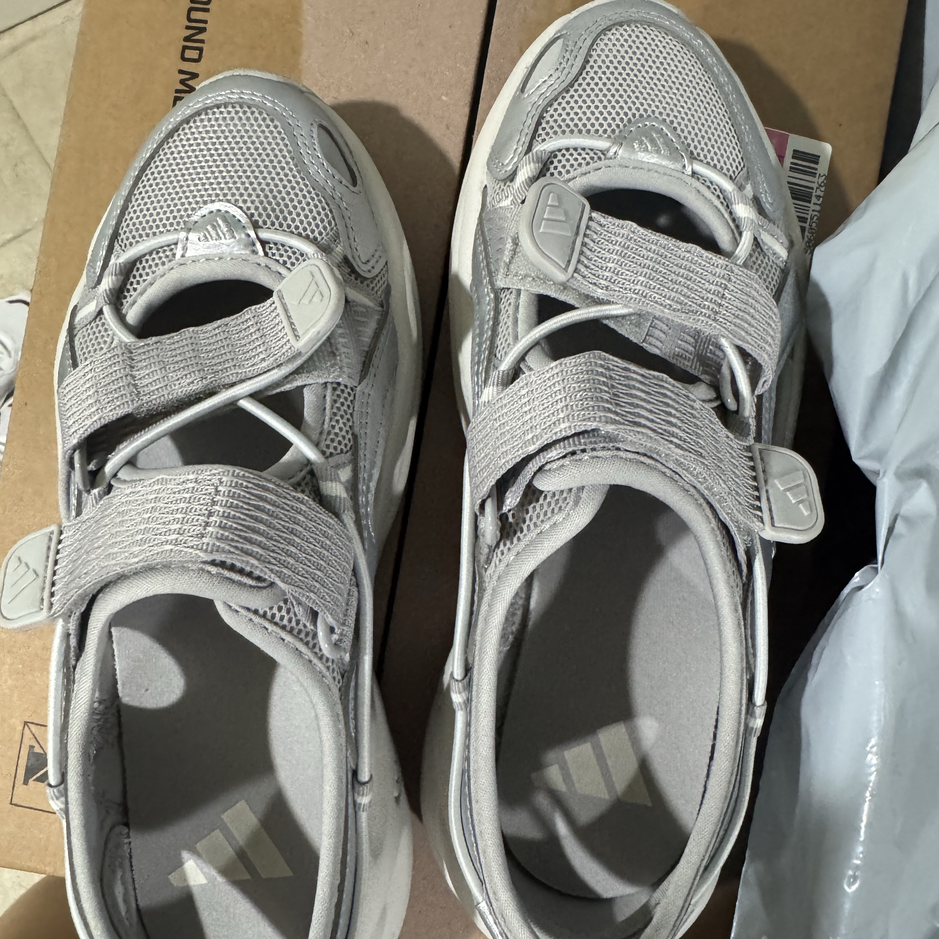 (W) Adidas Ozwave Sandal Grey Two Silver Metallic 착용 스타일 - 2