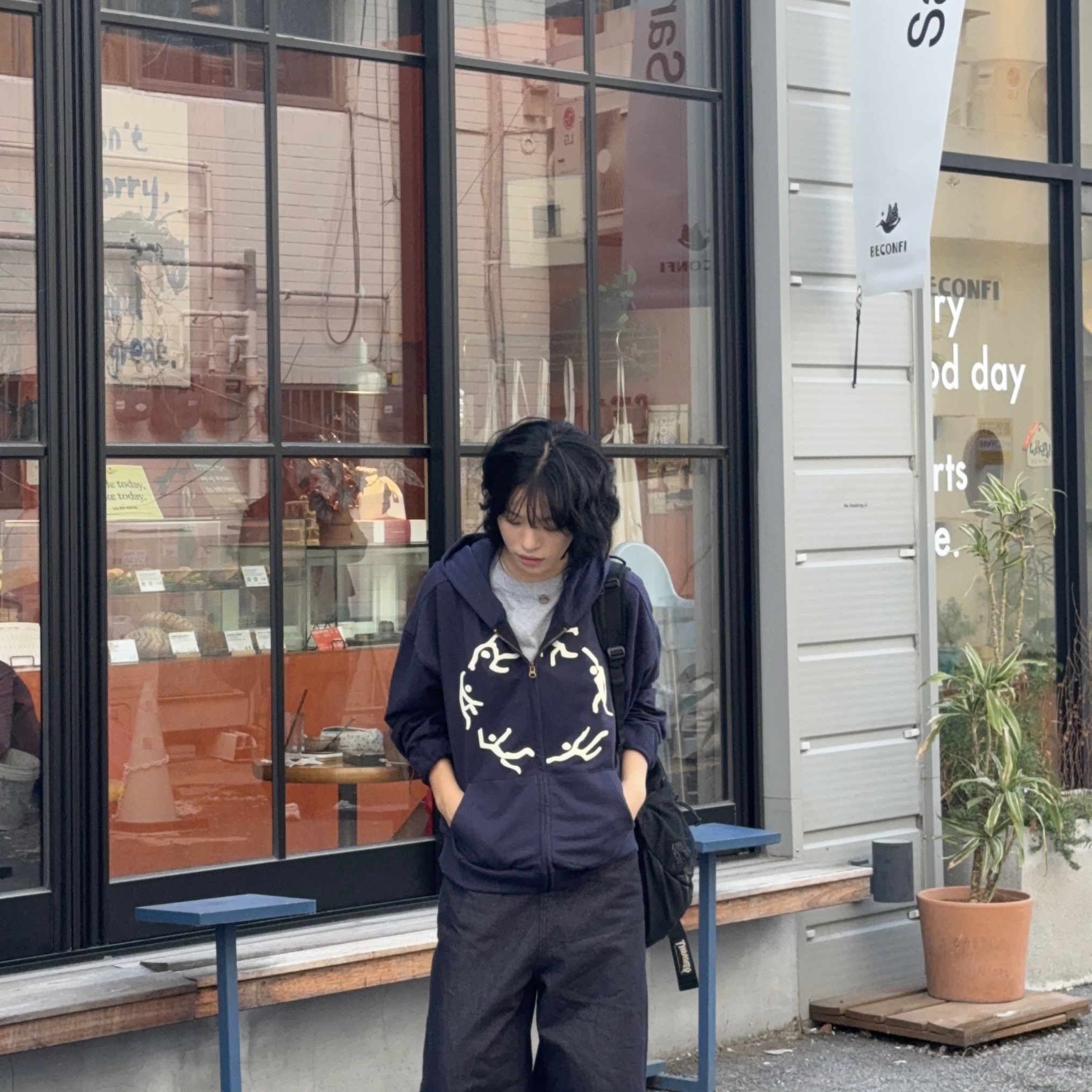 AMOU Dancing Circle Crop Hoodie Zip-Up Navy, AMOU Dancing Circle Crop Hoodie Zip-Up Brown 착용 스타일 - 2