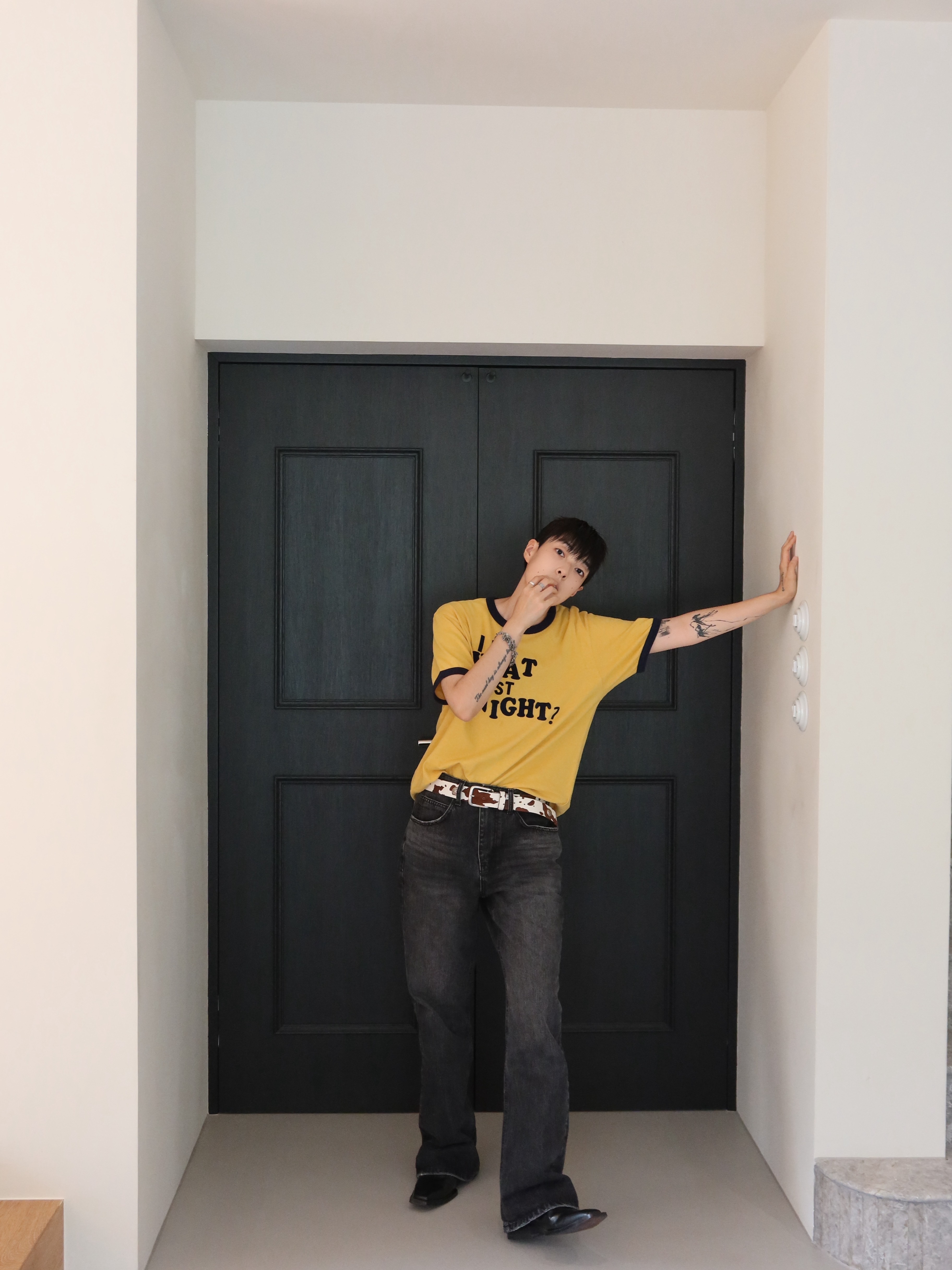 Hono Report Bell Bottom Denim Pants Black 착용 스타일 - 2