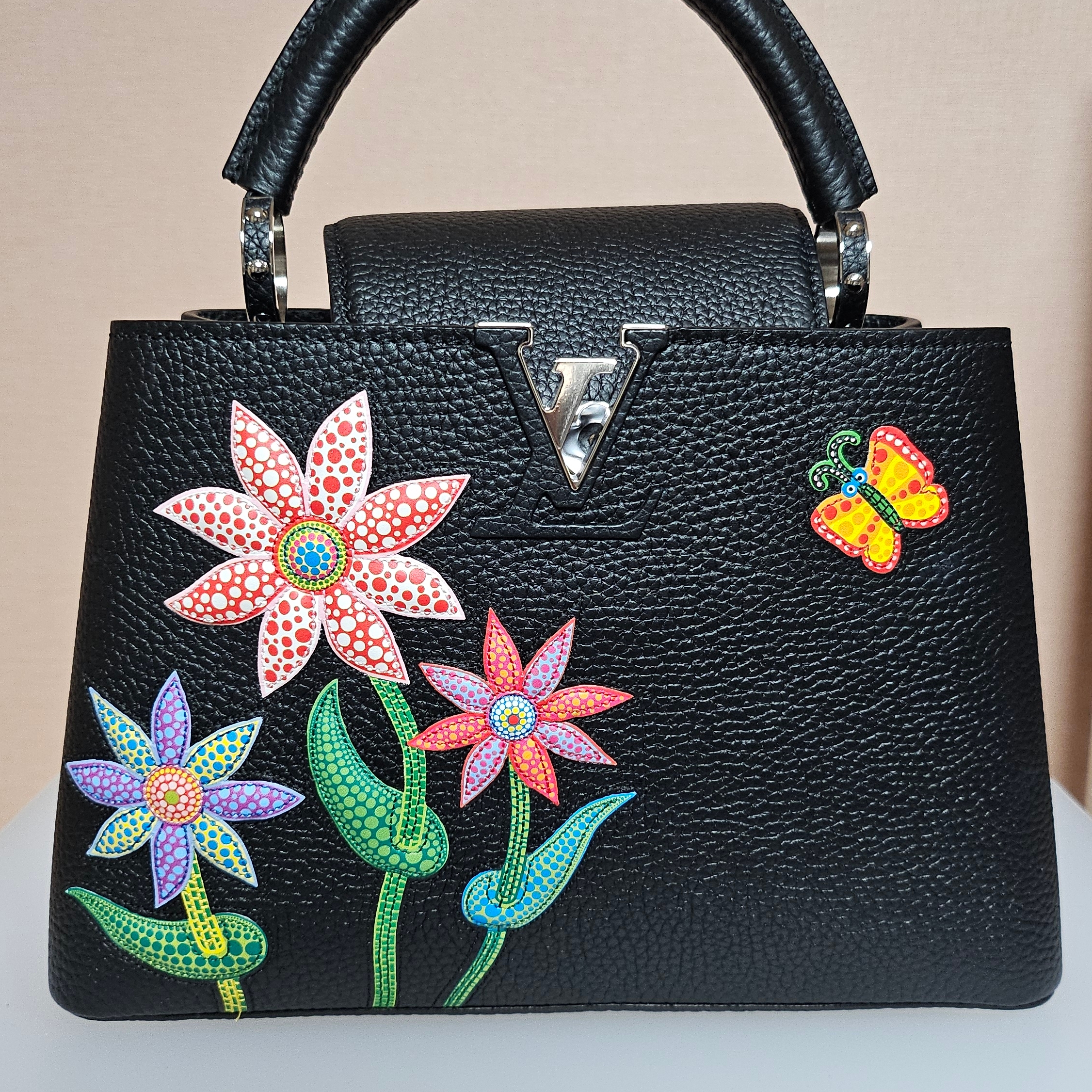 Louis Vuitton x YK Capucines BB Black 착용 스타일 - 3