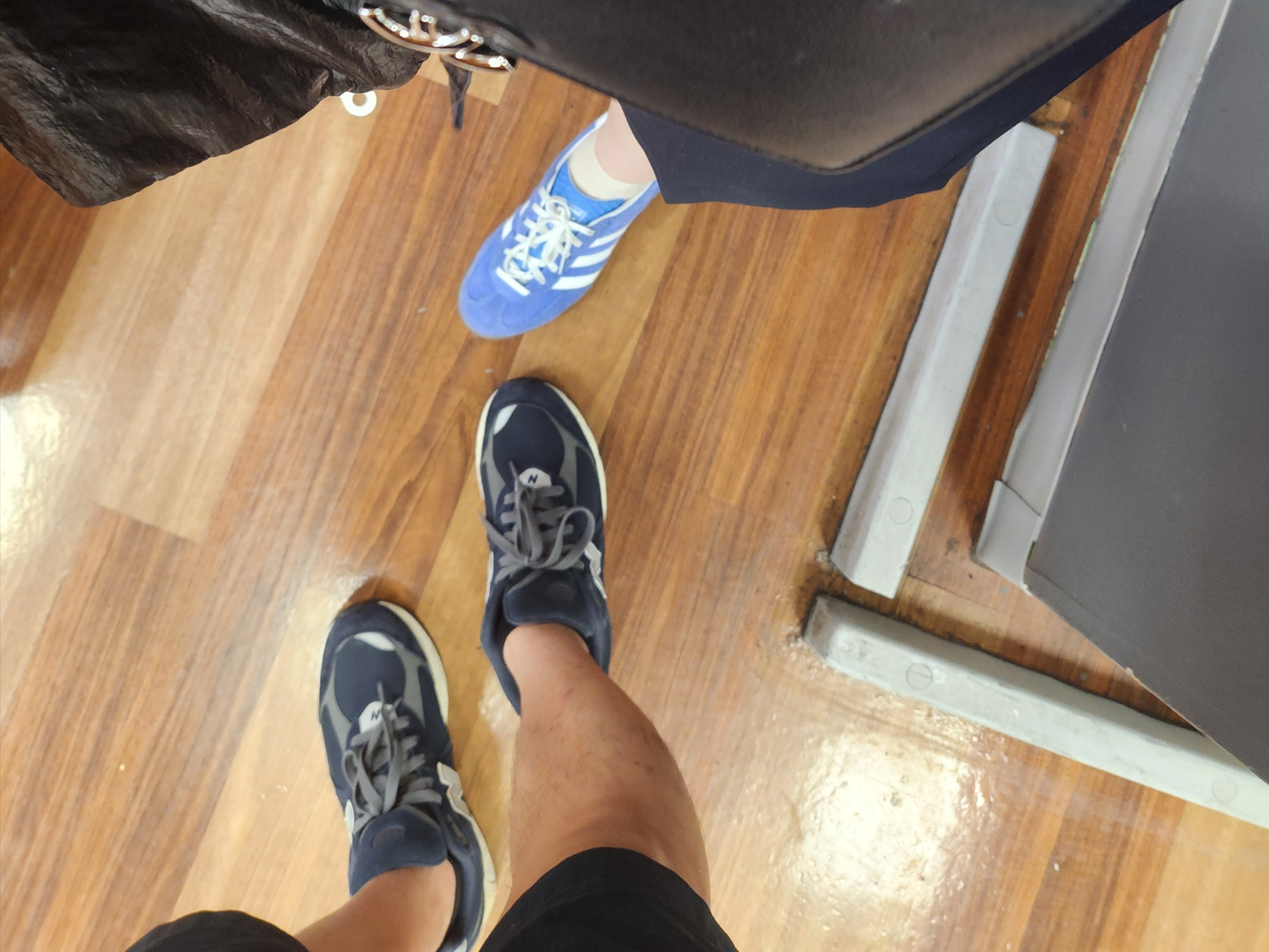 New Balance 2002R Eclipse Castlerock, (W) Adidas Gazelle Indoor Blue Fusion Cloud White 착용 스타일