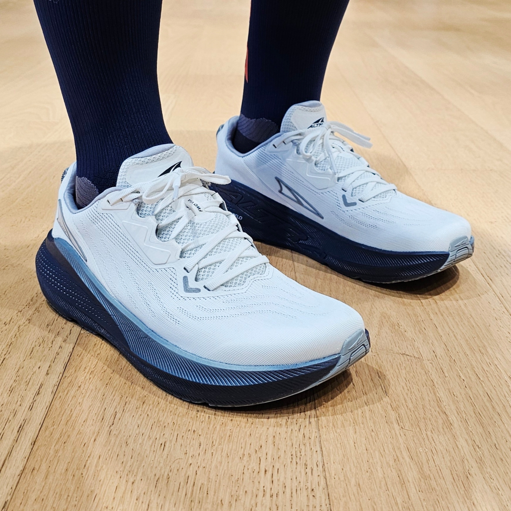 Altra FWD Via White Navy 착용 스타일