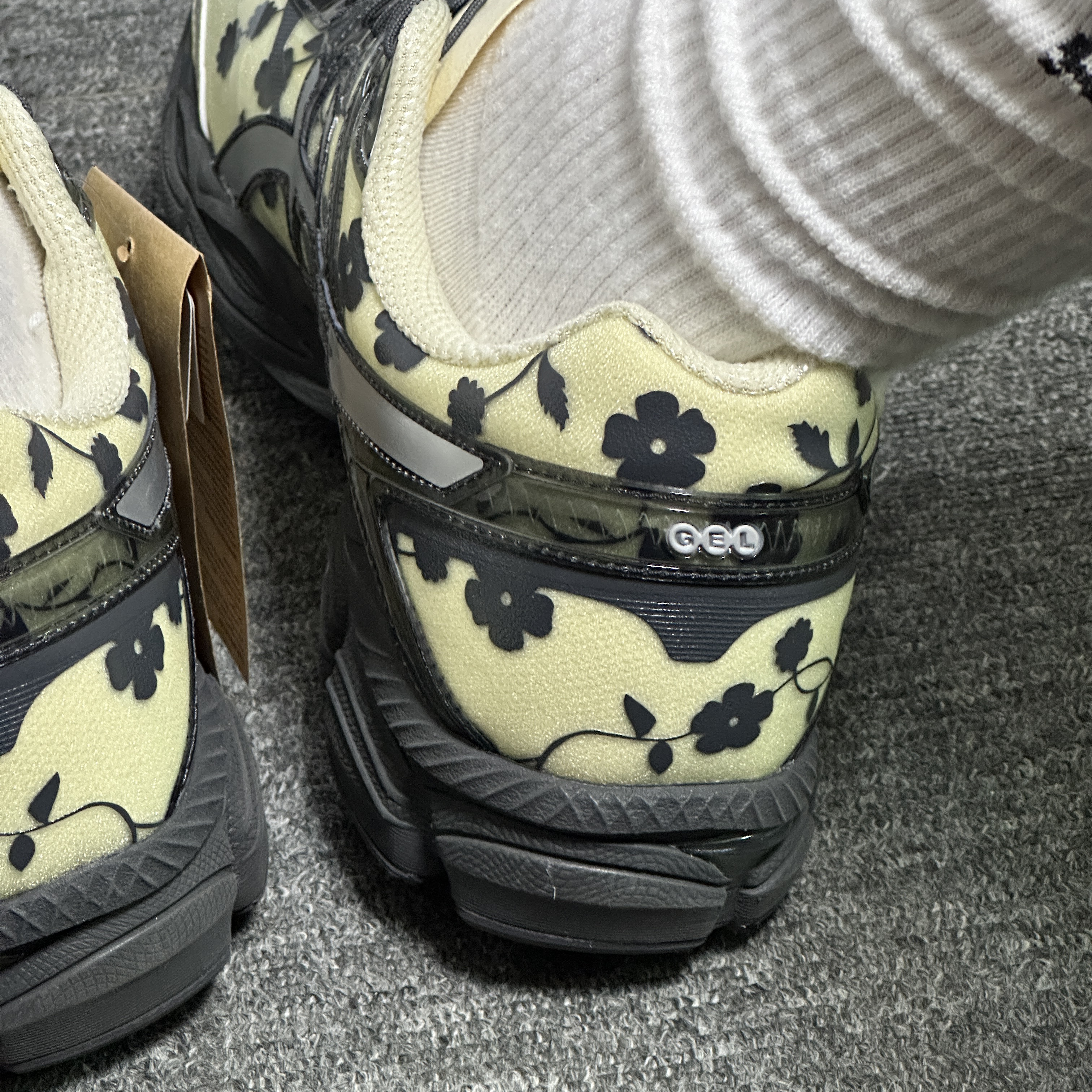 Asics x Cecilie Bahnsen Gel-Cumulus 16 Black Yellow 착용 스타일 - 5