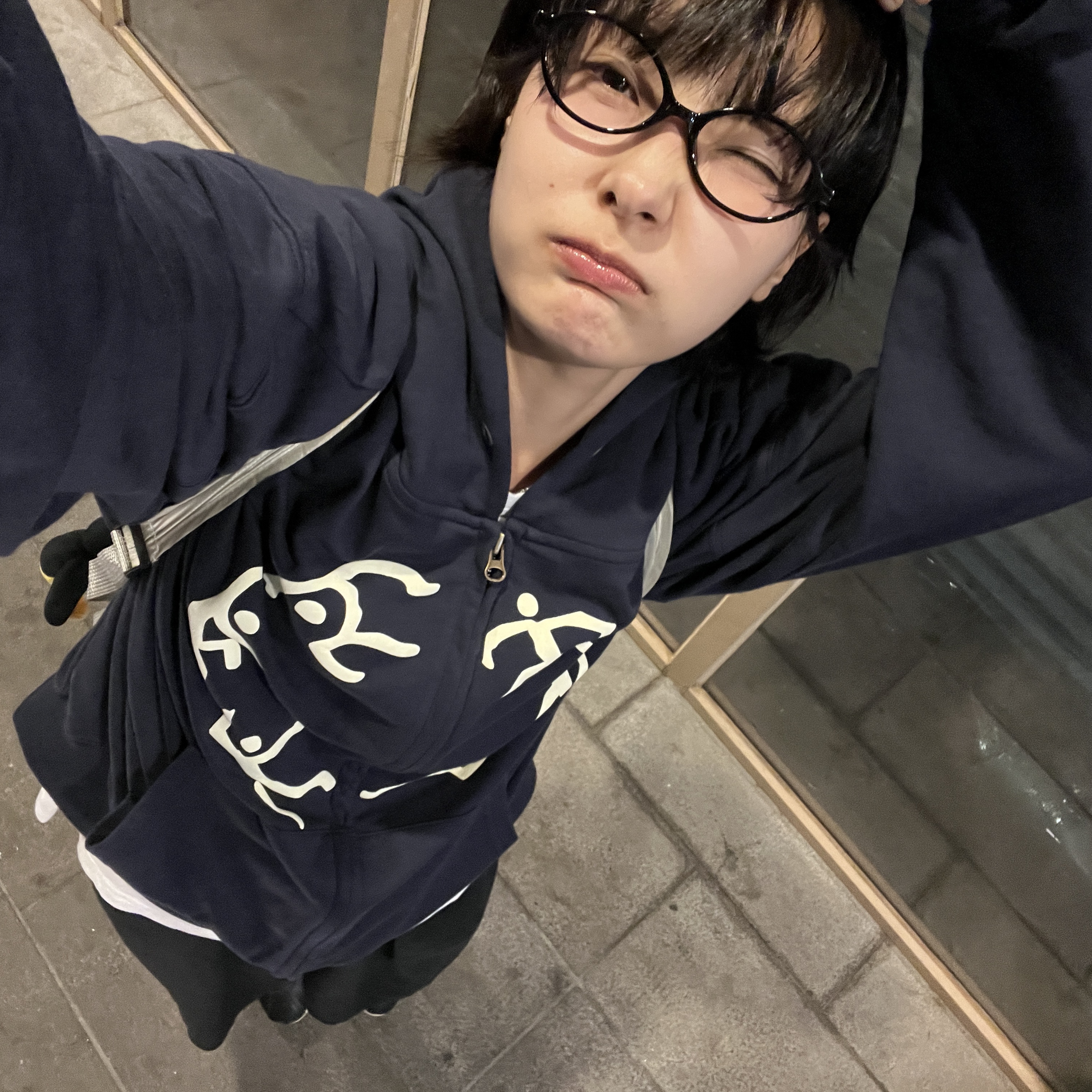AMOU Dancing Circle Crop Hoodie Zip-Up Navy, AMOU Dancing Circle Crop Hoodie Zip-Up Brown 착용 스타일 - 1