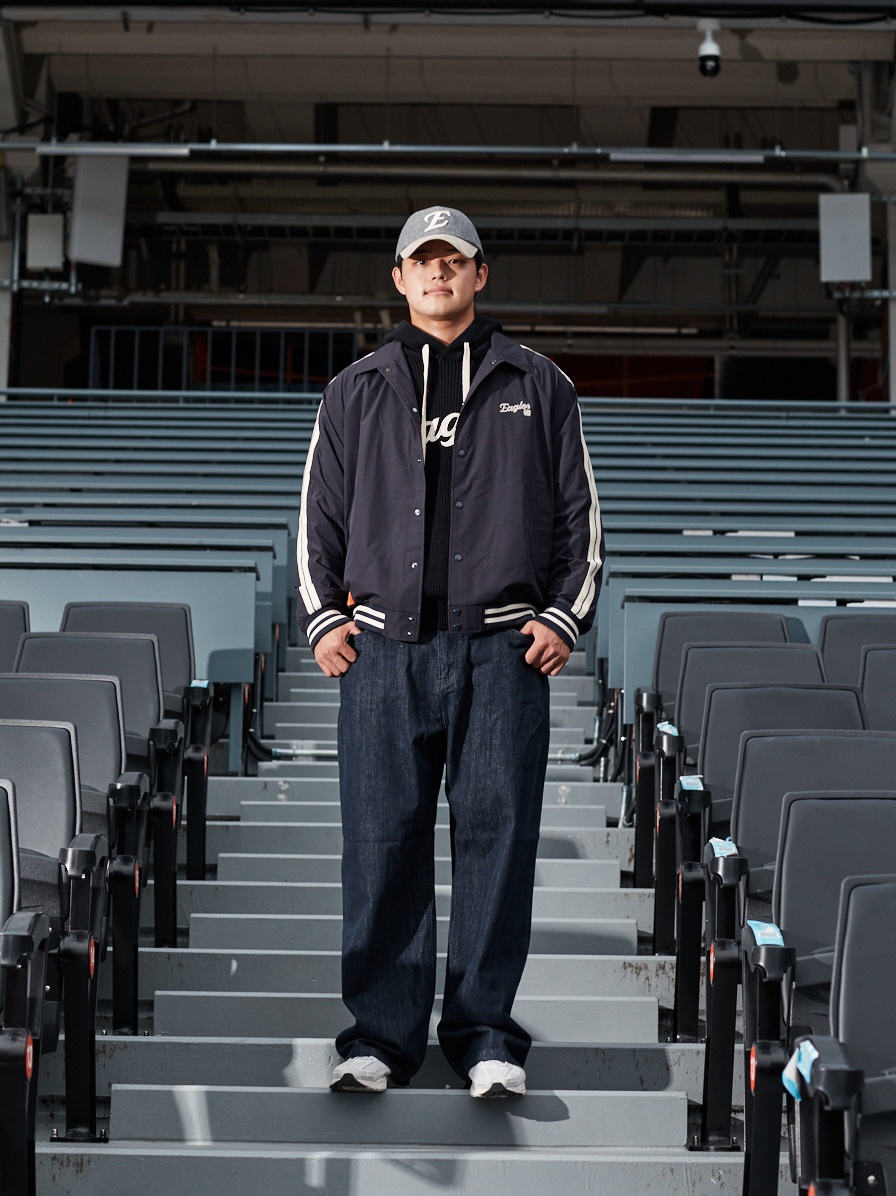 Satur x Hanwha Eagles Applique Knit Hoodie Black, Satur x Hanwha Eagles Lawton Souvenir Jacket Navy 착용 스타일 - 5