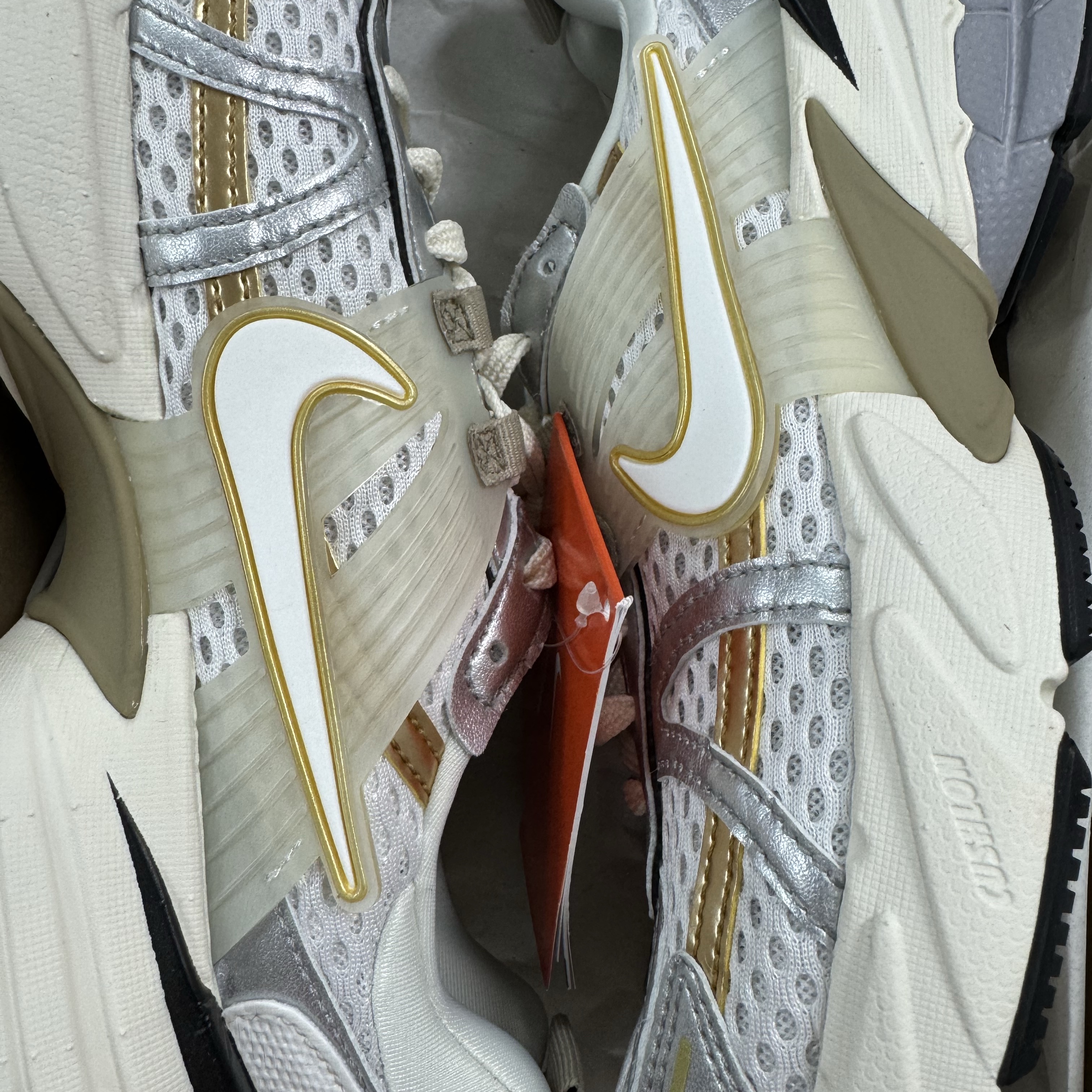 (W) Nike V2K Run White Khaki 착용 스타일