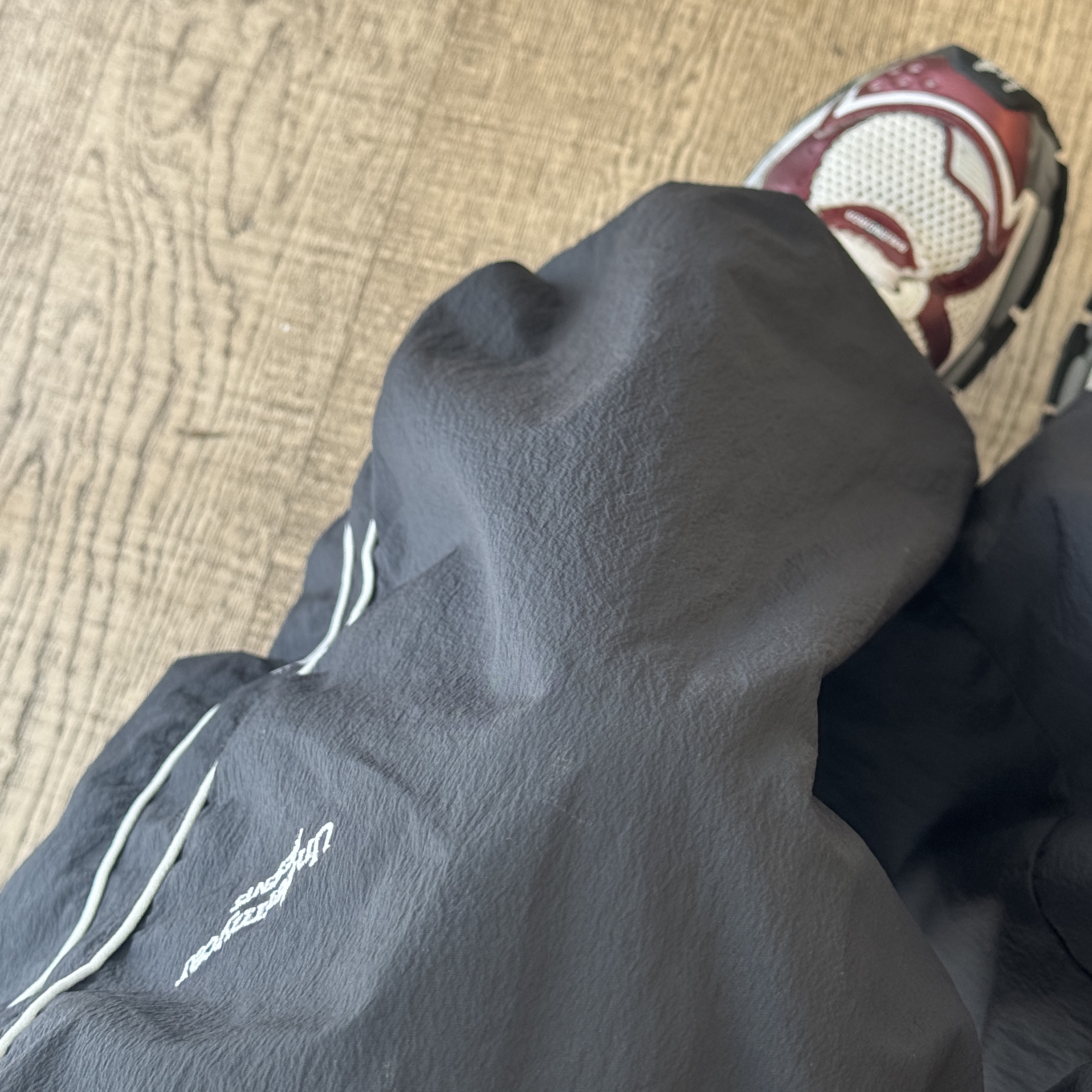 Undermycar Mu.126 Original Logo Piping Line Nylon Pants Black, Balenciaga Runner Sneakers Grey Burgundy 착용 스타일