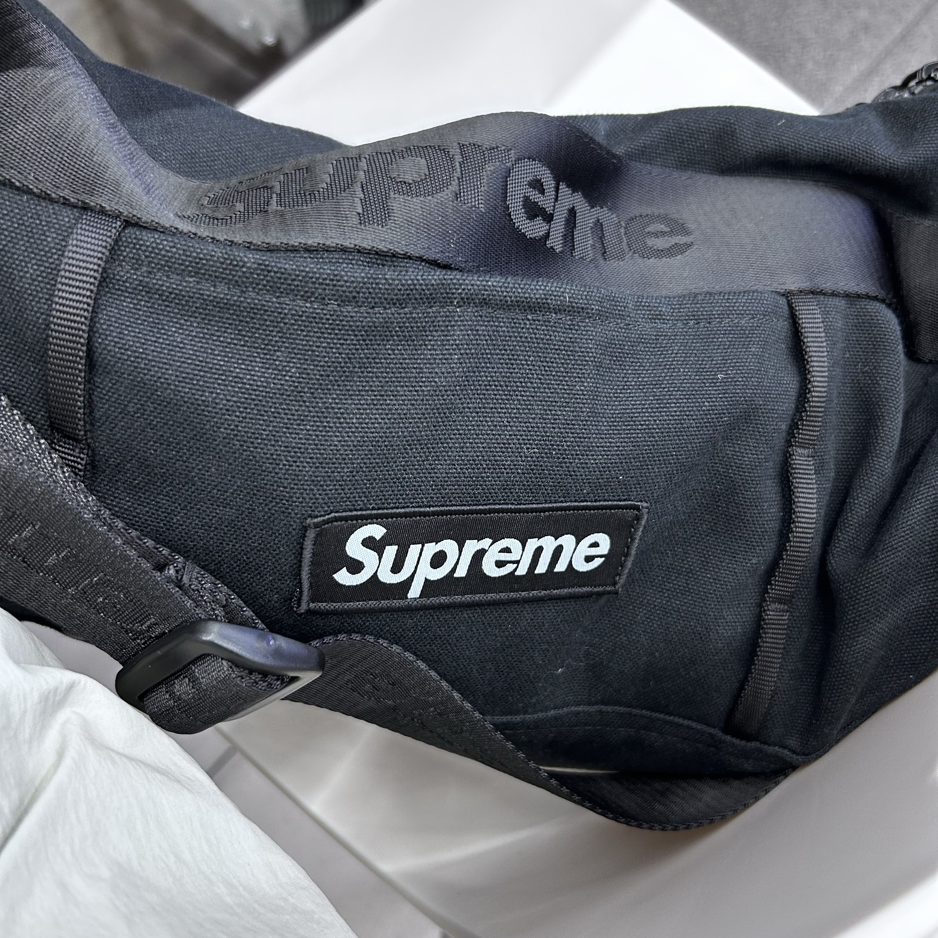 Supreme Utility Bag Black - 25SS 착용 스타일