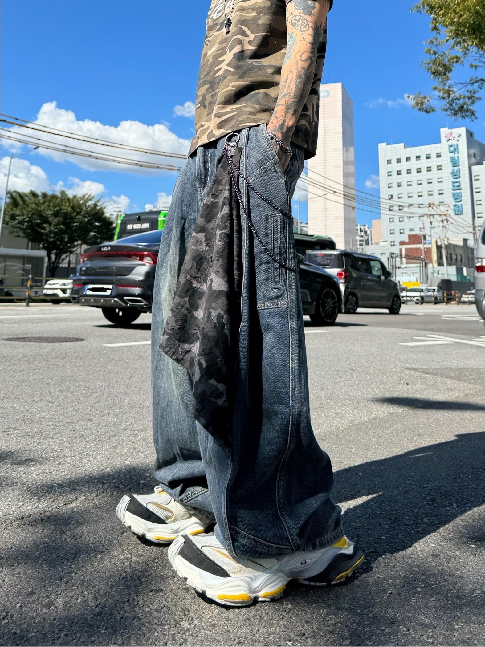 Balenciaga Cargo Sneakers Grey Black Yellow 착용 스타일 - 1