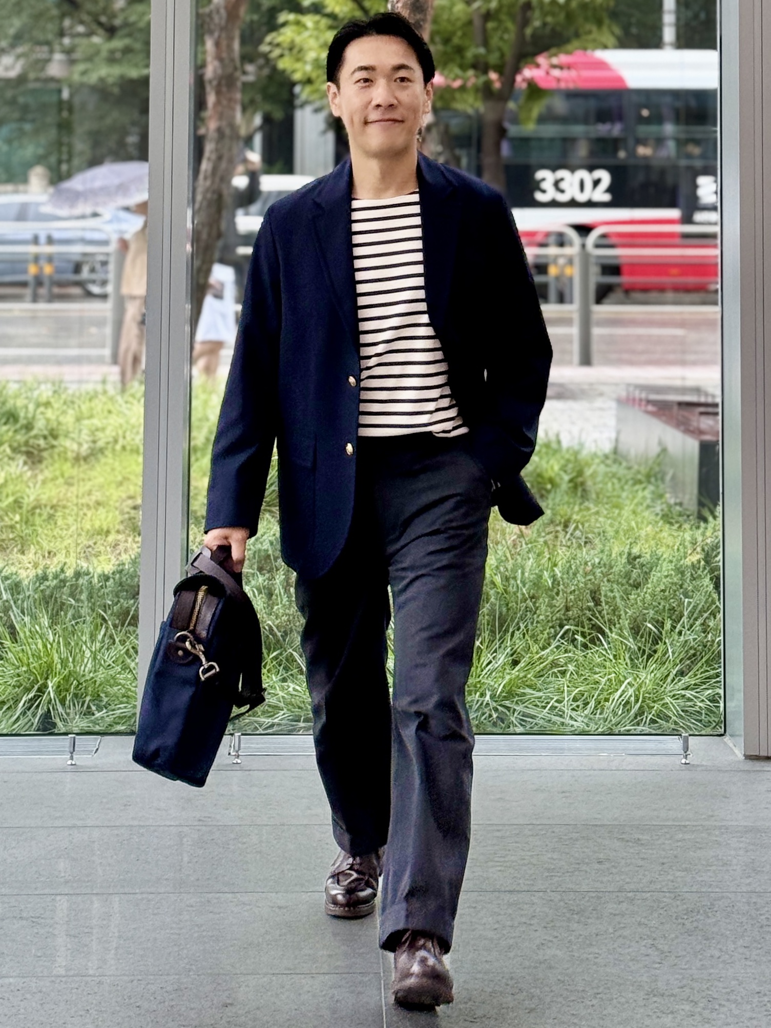 Filson Rugged Twill Original Briefcase Navy, Paraboot Chambord Tex Lisse Cafe 착용 스타일 - 3