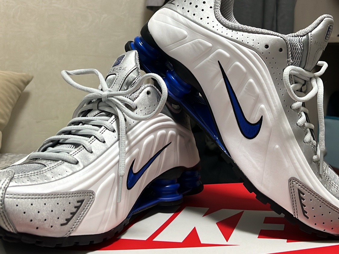 Nike Shox R4 White Racer Blue 착용 스타일