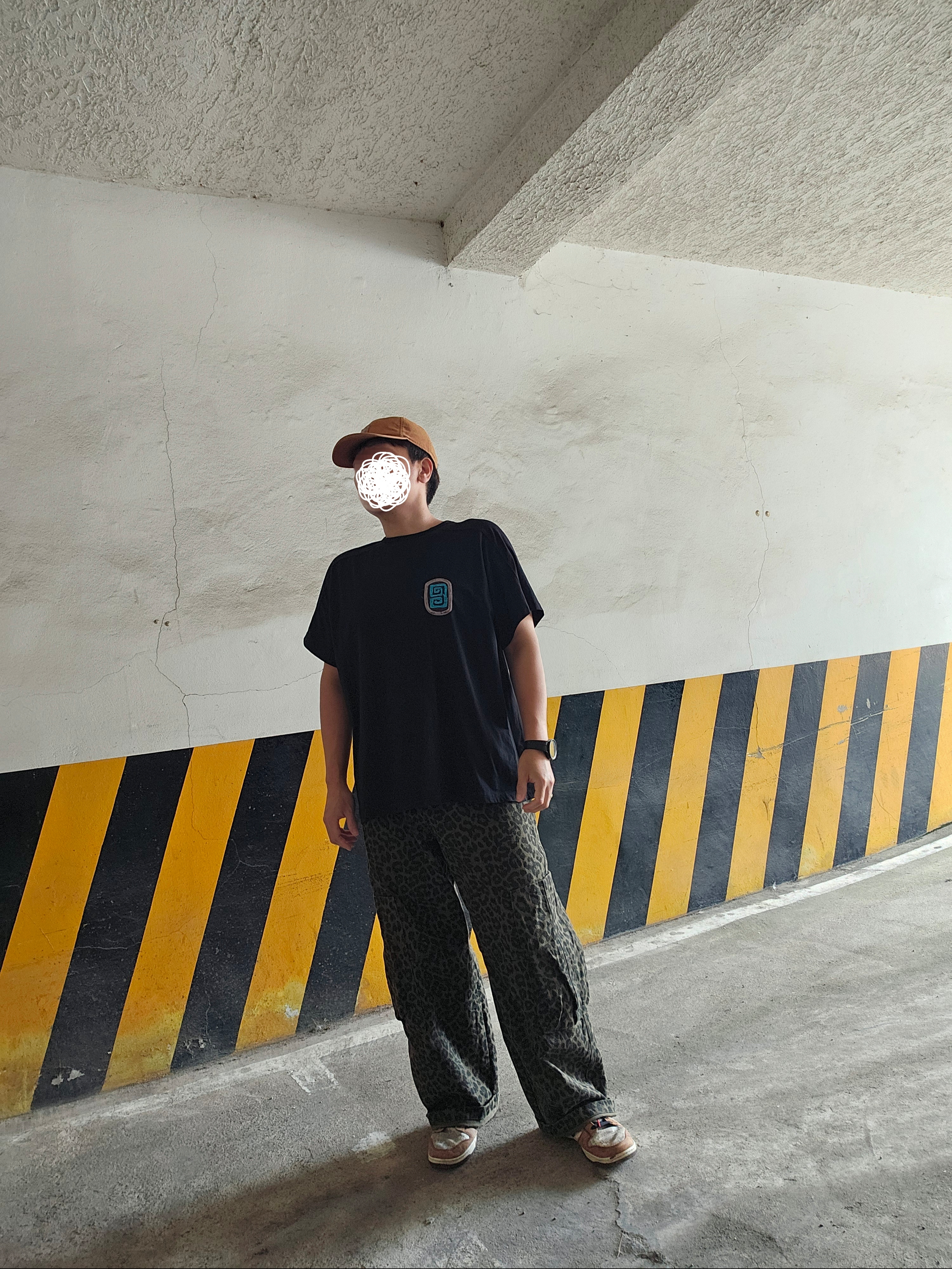 Carhartt Canvas Cap Carhartt Brown, Karactor Fuzzy Half T-shirt Black 착용 스타일 - 3