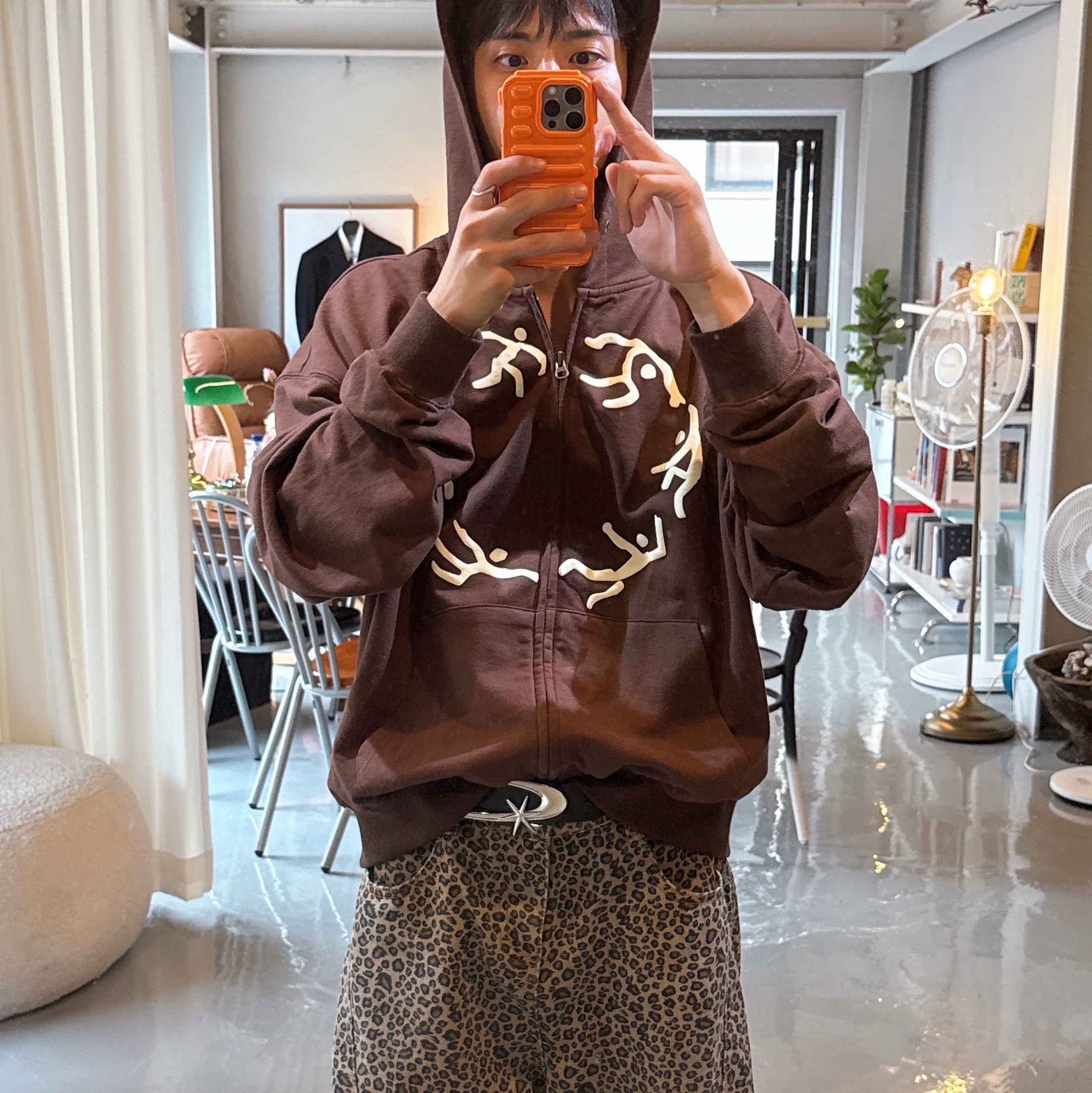 AMOU Dancing Circle Crop Hoodie Zip-Up Brown, AMOU Dancing Circle Crop Hoodie Zip-Up Navy 착용 스타일 - 1