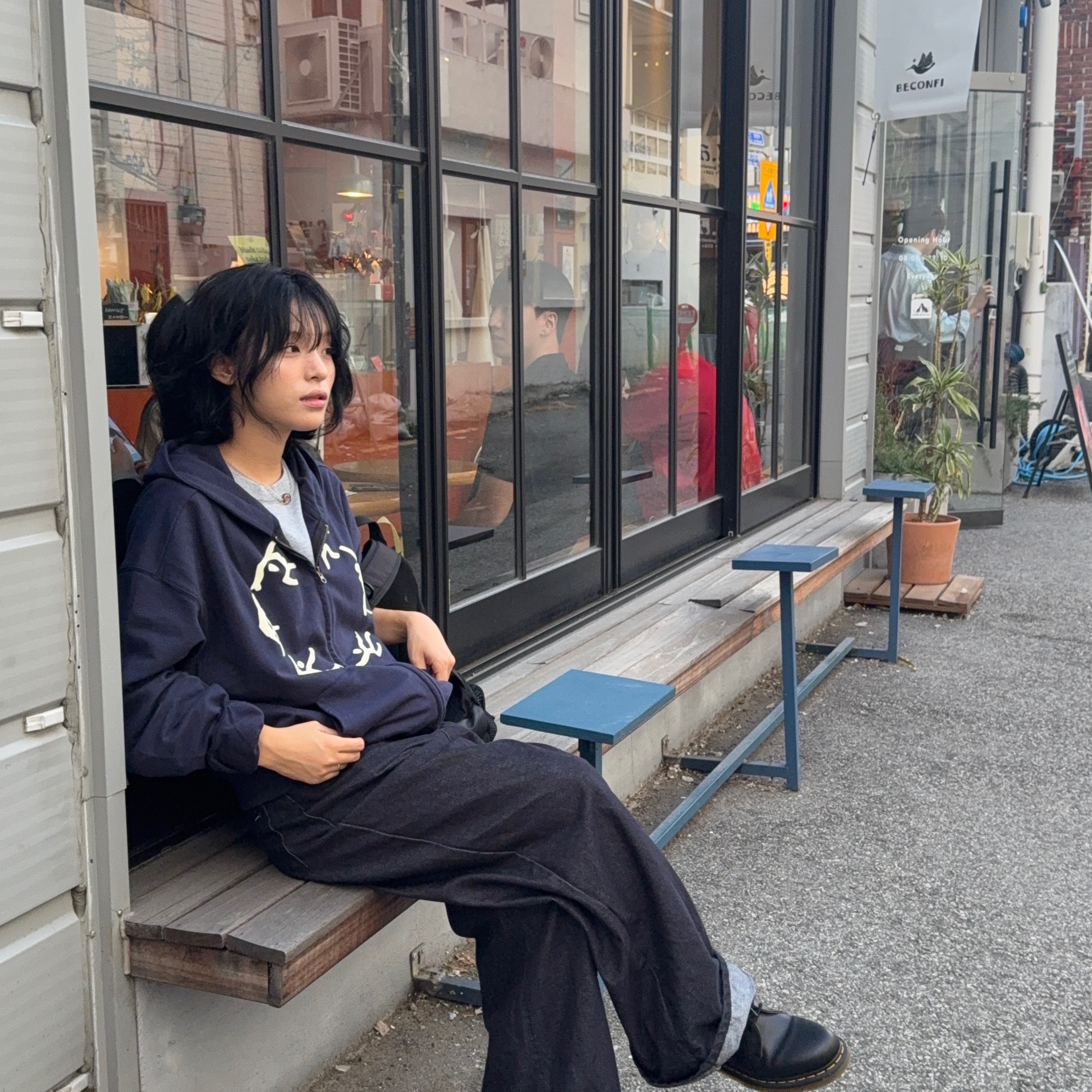 AMOU Dancing Circle Crop Hoodie Zip-Up Navy, AMOU Dancing Circle Crop Hoodie Zip-Up Brown 착용 스타일 - 3