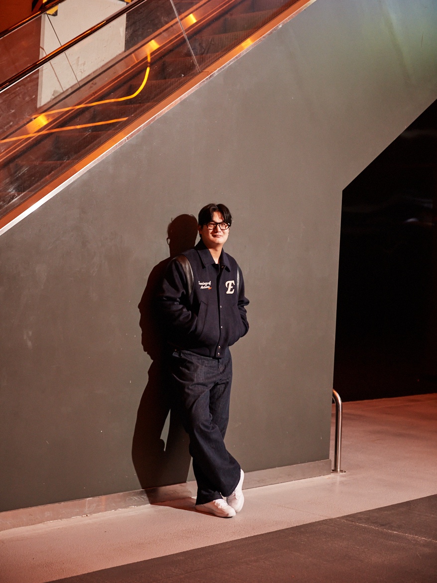 Satur x Hanwha Eagles Percy Wool Varsity Jacket Navy, Satur x Hanwha Eagles Percy Wool Varsity Jacket Brown 착용 스타일 - 5