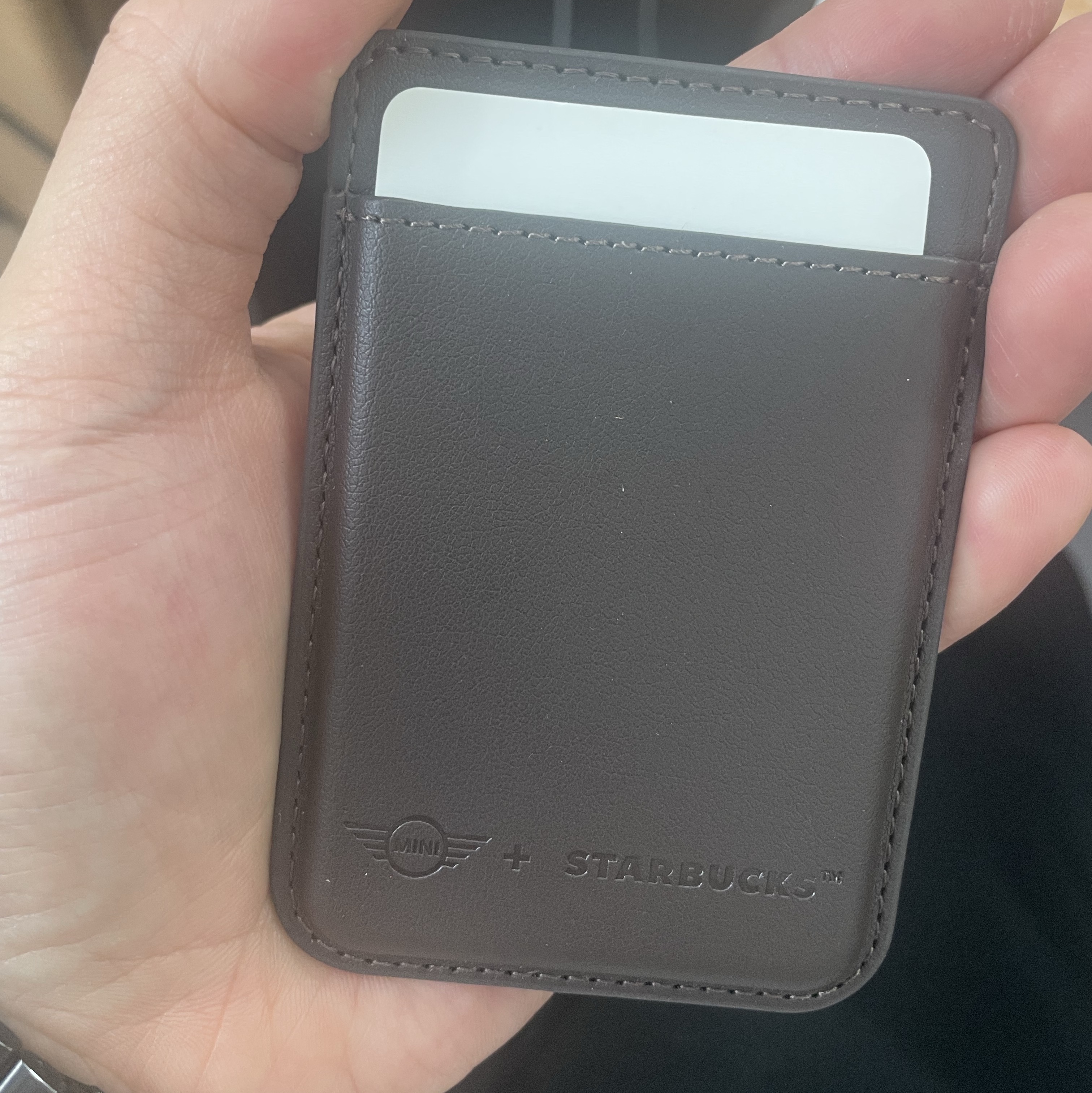 Starbucks x Mini Magnetic Card Wallet 착용 스타일
