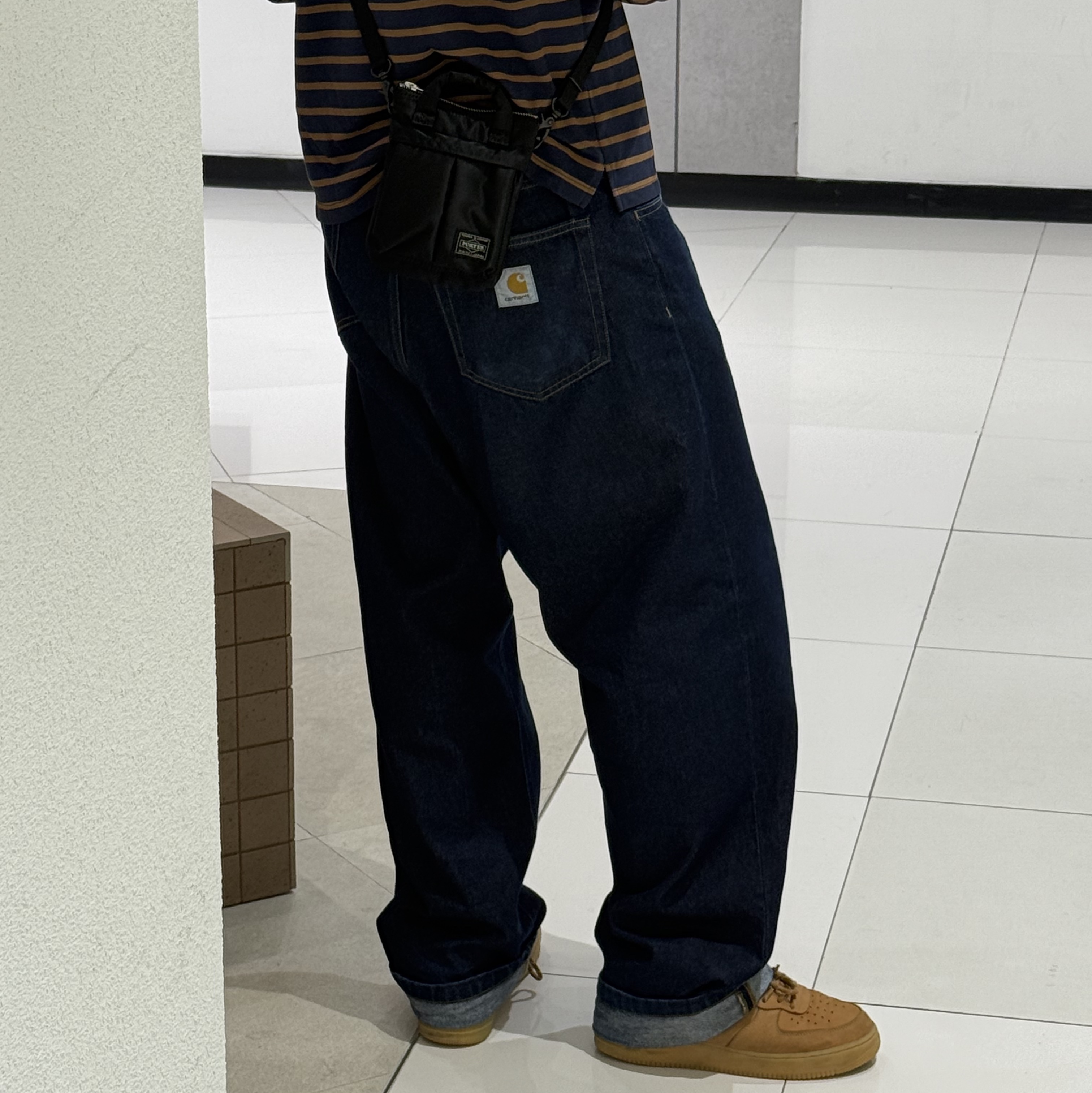 Porter Howl Helmet Bag Mini Black, Carhartt WIP Robertson Denim Landon Pants Blue Rinsed 착용 스타일