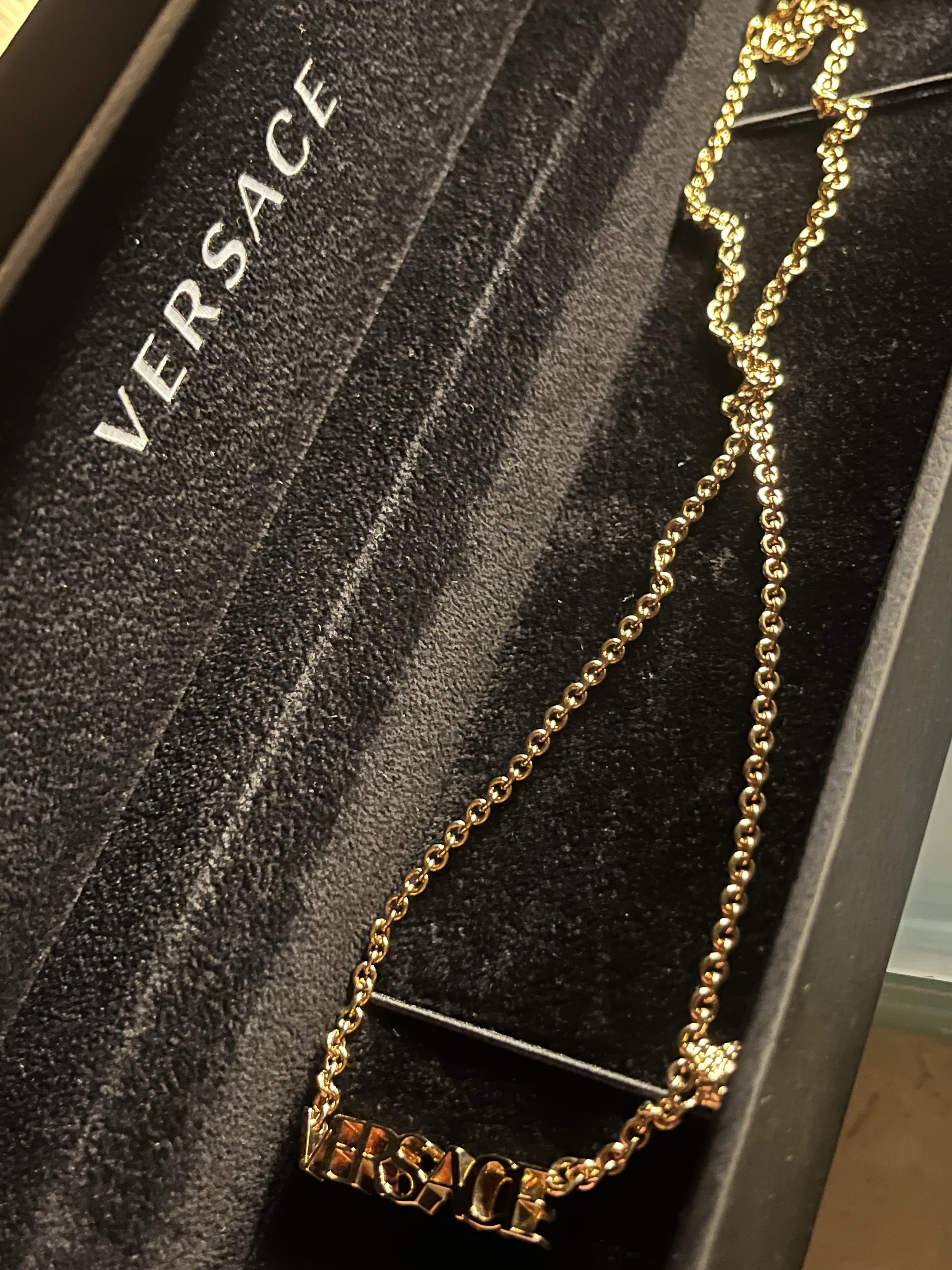 Versace Logo Necklace Gold 착용 스타일 - 1