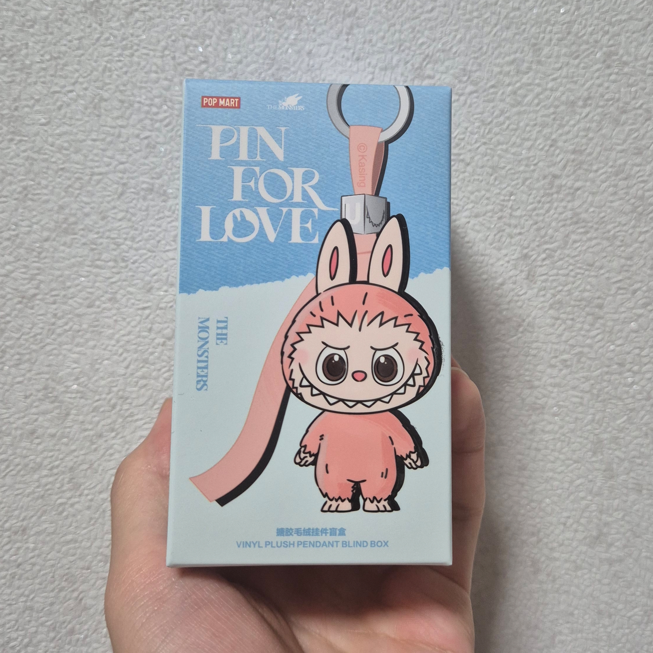 Pop Mart Labubu The Monsters Pin For Love Series Vinyl Plush Pendant Sealed Case (N-Z) (1 Blind Box) 착용 스타일