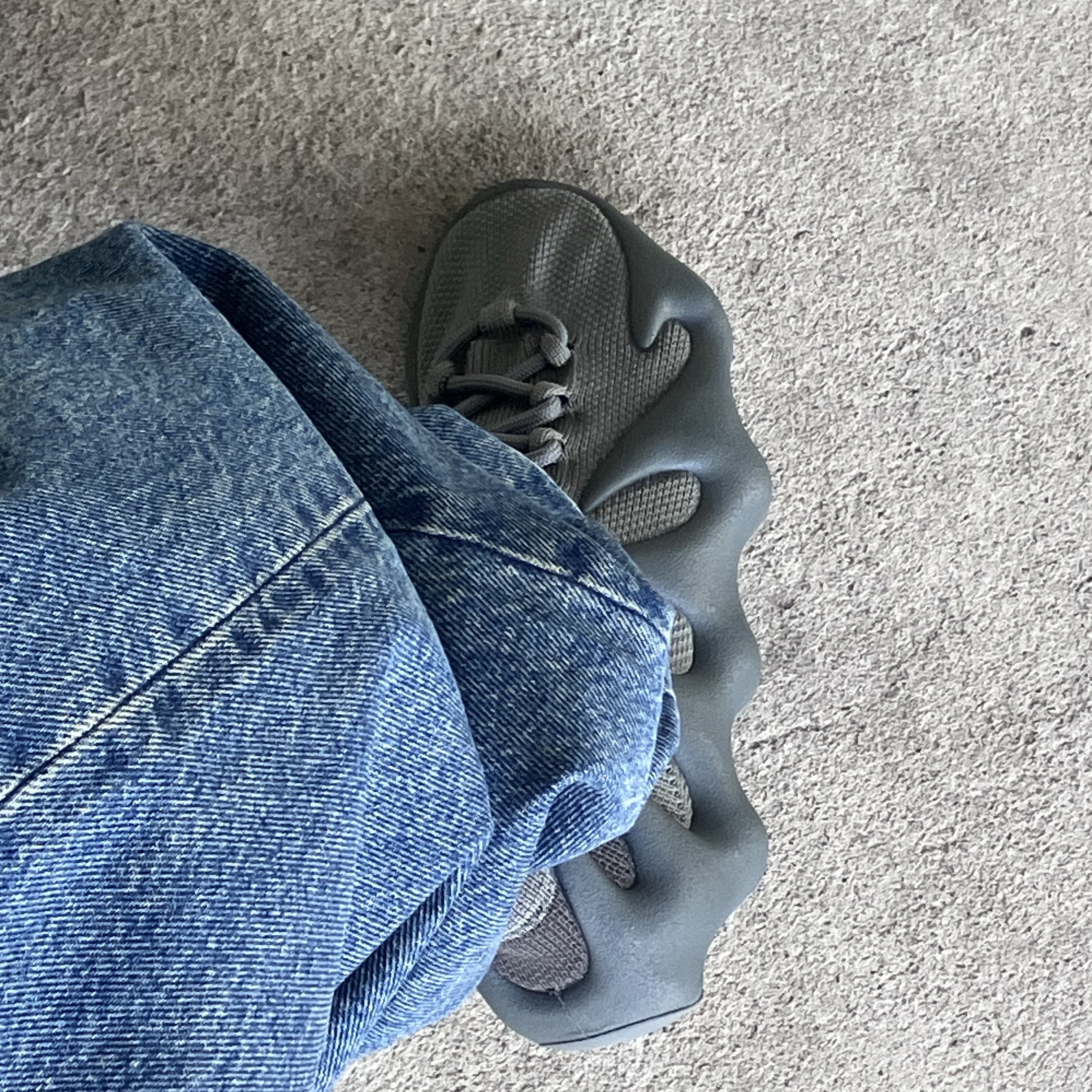 Adidas Yeezy 450 Stone Marine, Vivienne Westwood Mirror Heart Orb Keyring Black 착용 스타일 - 5