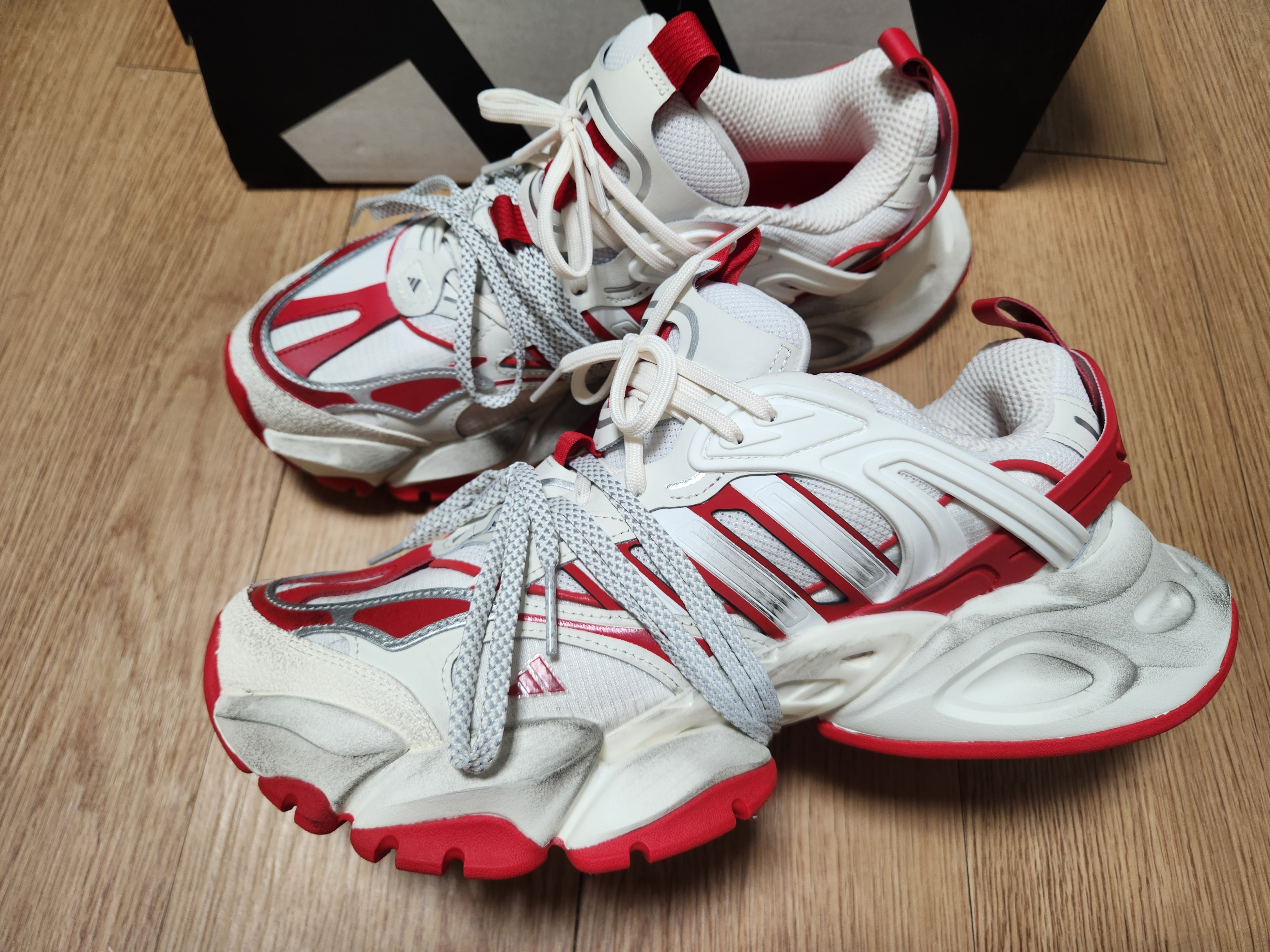 Adidas Vento XLG Deluxe Sneakers White Red 착용 스타일 - 1