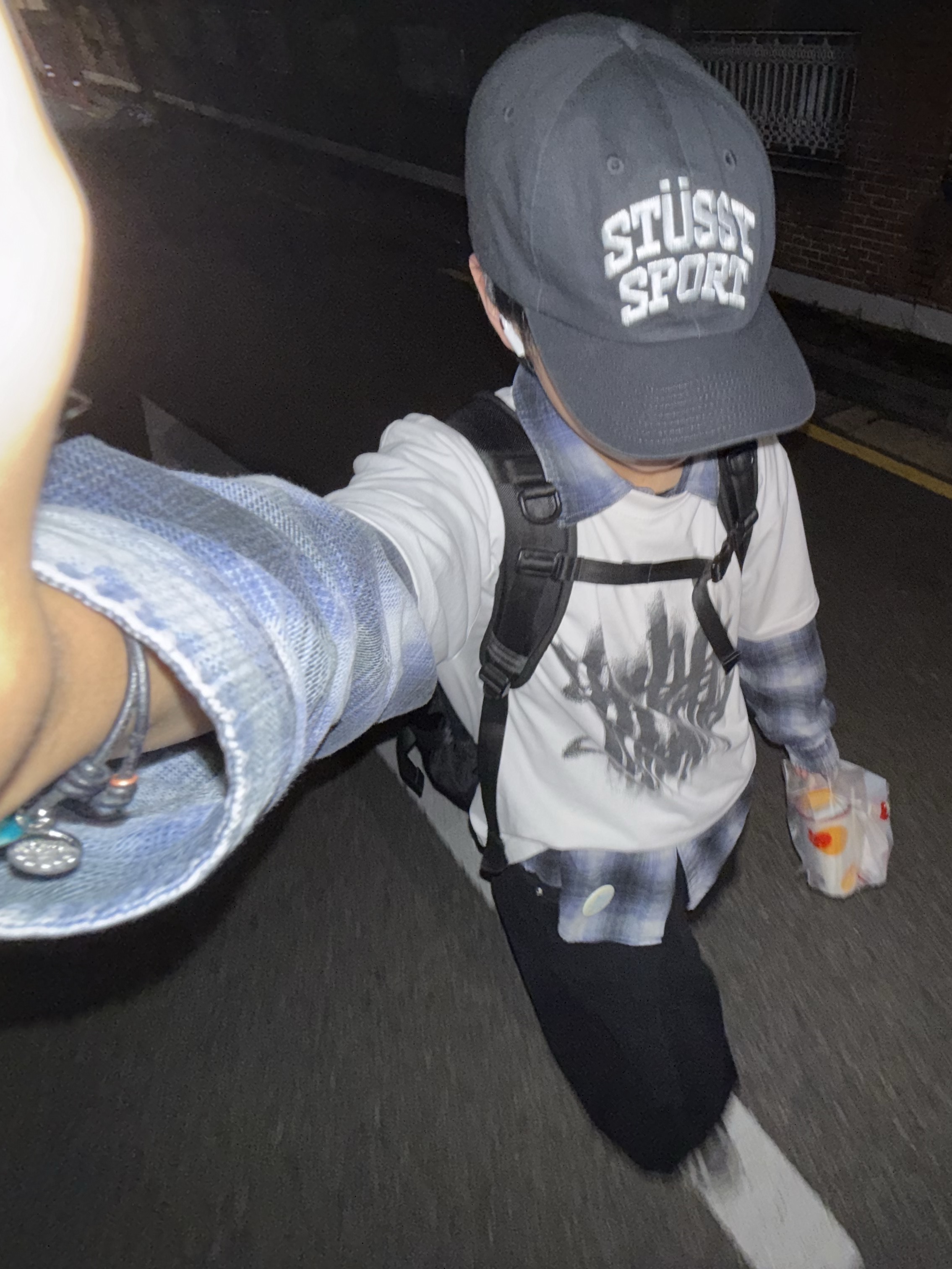Stussy Mid-Depth Sport Snapback Black, New Balance 1906R Charcoal Grey 착용 스타일