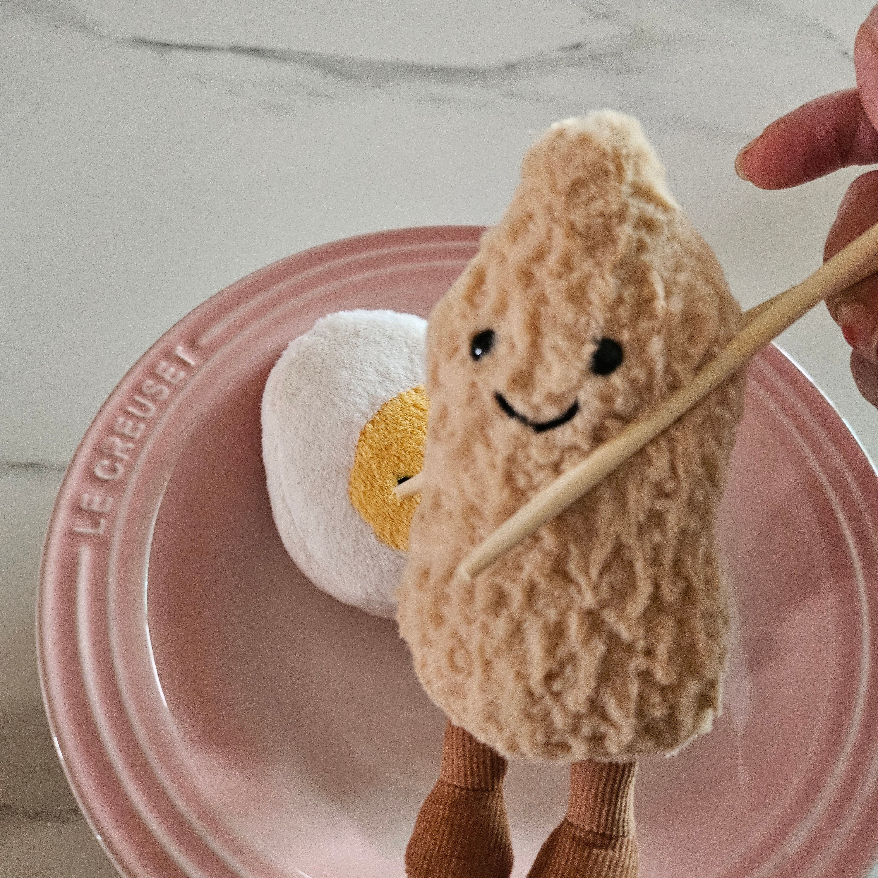 Jellycat Amuseables Peanut Toffee 착용 스타일