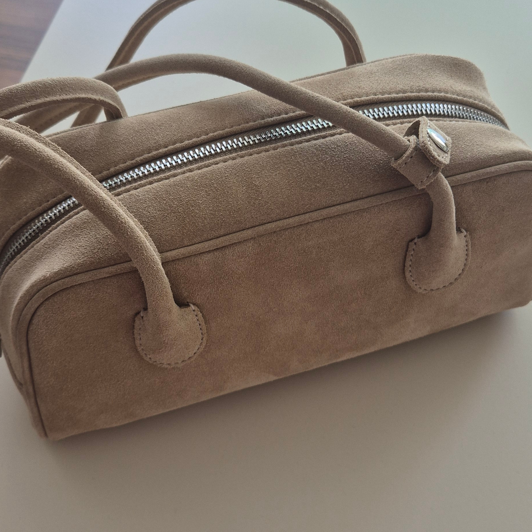 LEHA Harper Bag Suede Small Beige 착용 스타일 - 1
