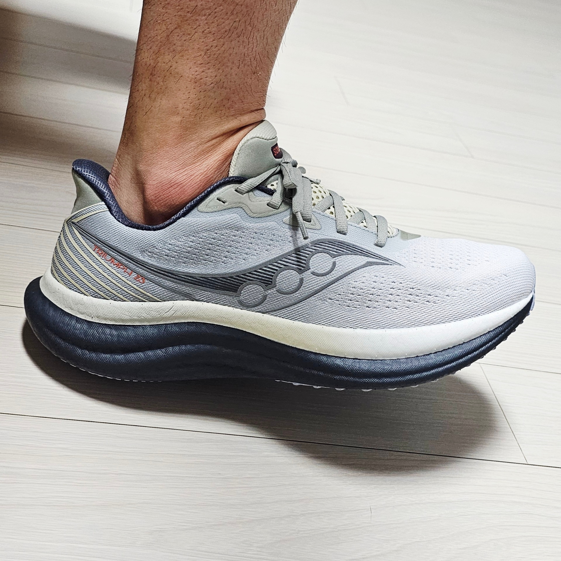 Saucony Triumph 23 Regular Grey Shadow 착용 스타일