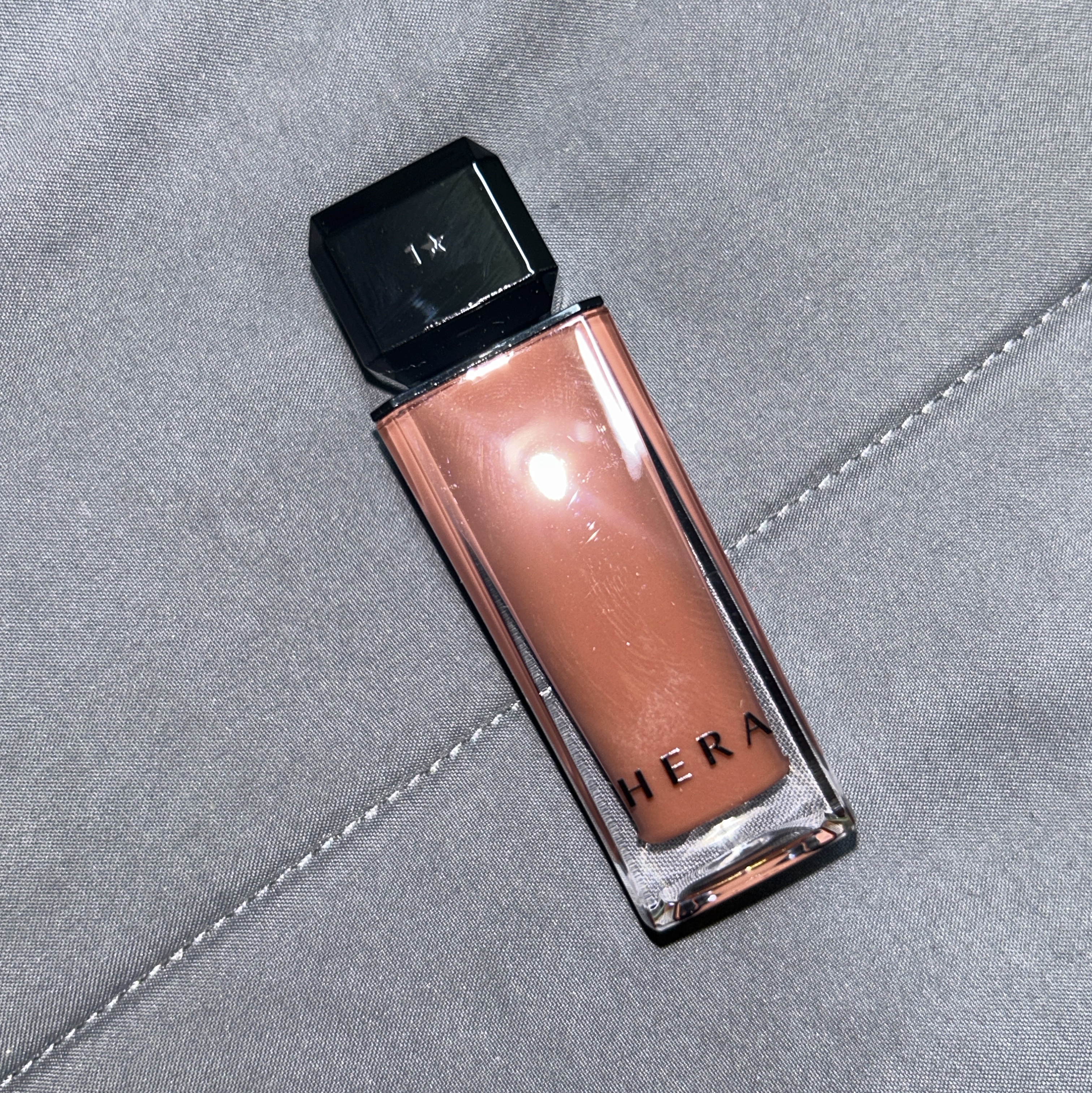 Hera Sensual Nude Gloss 462 Speechless 착용 스타일
