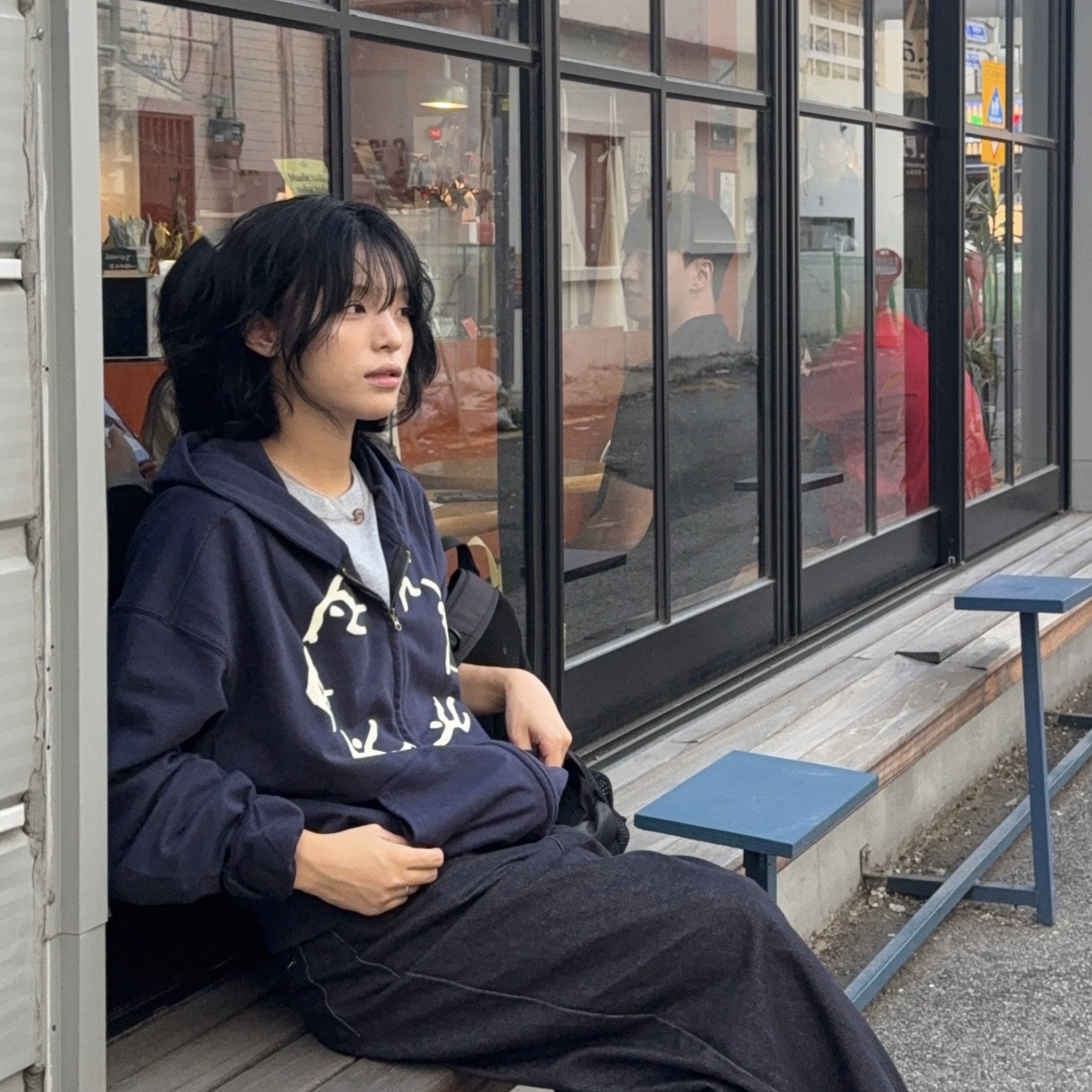 AMOU Dancing Circle Crop Hoodie Zip-Up Navy, AMOU Dancing Circle Crop Hoodie Zip-Up Brown 착용 스타일 - 7