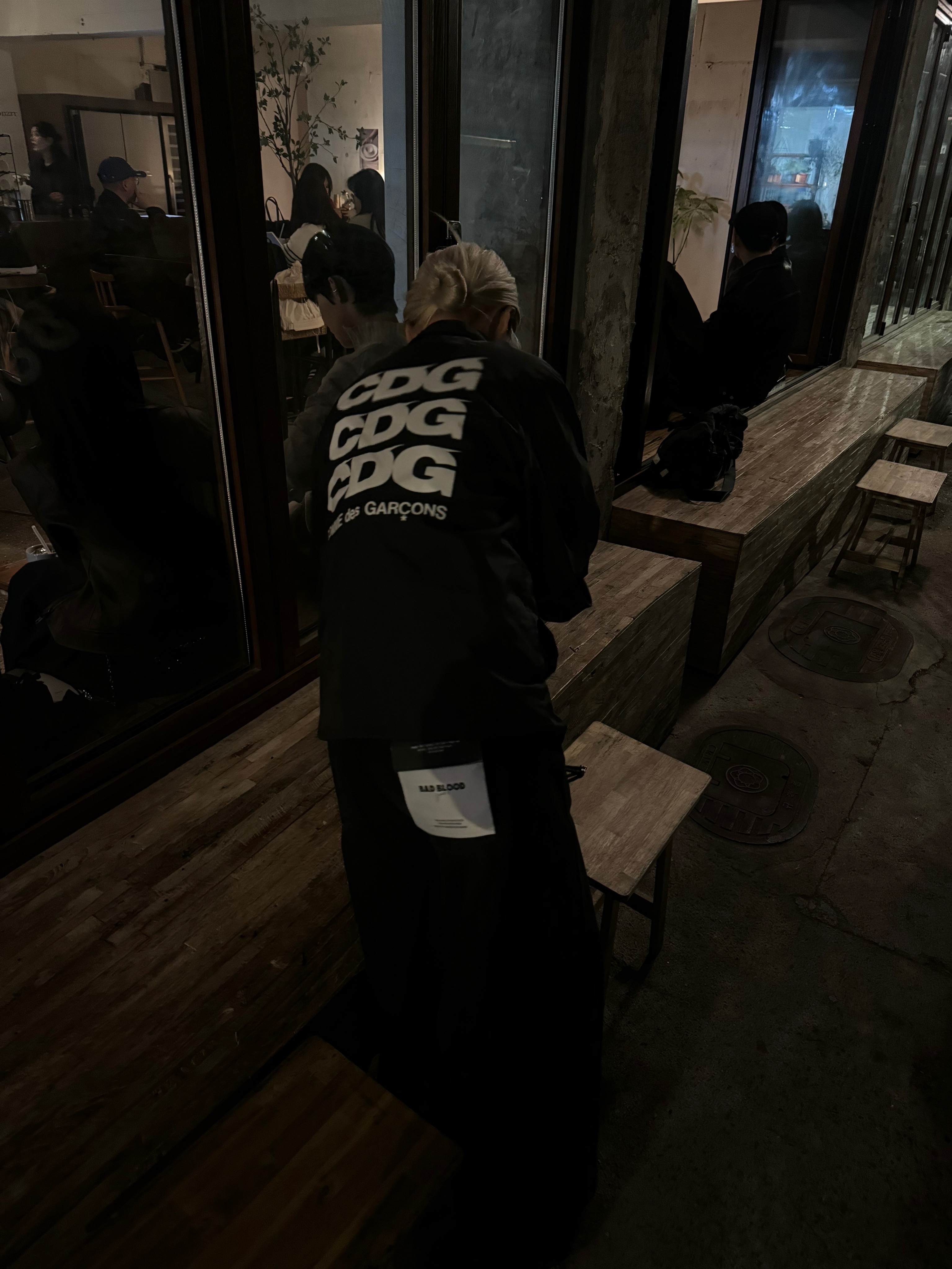 CDG Logo Coach Jacket Black 착용 스타일 - 1