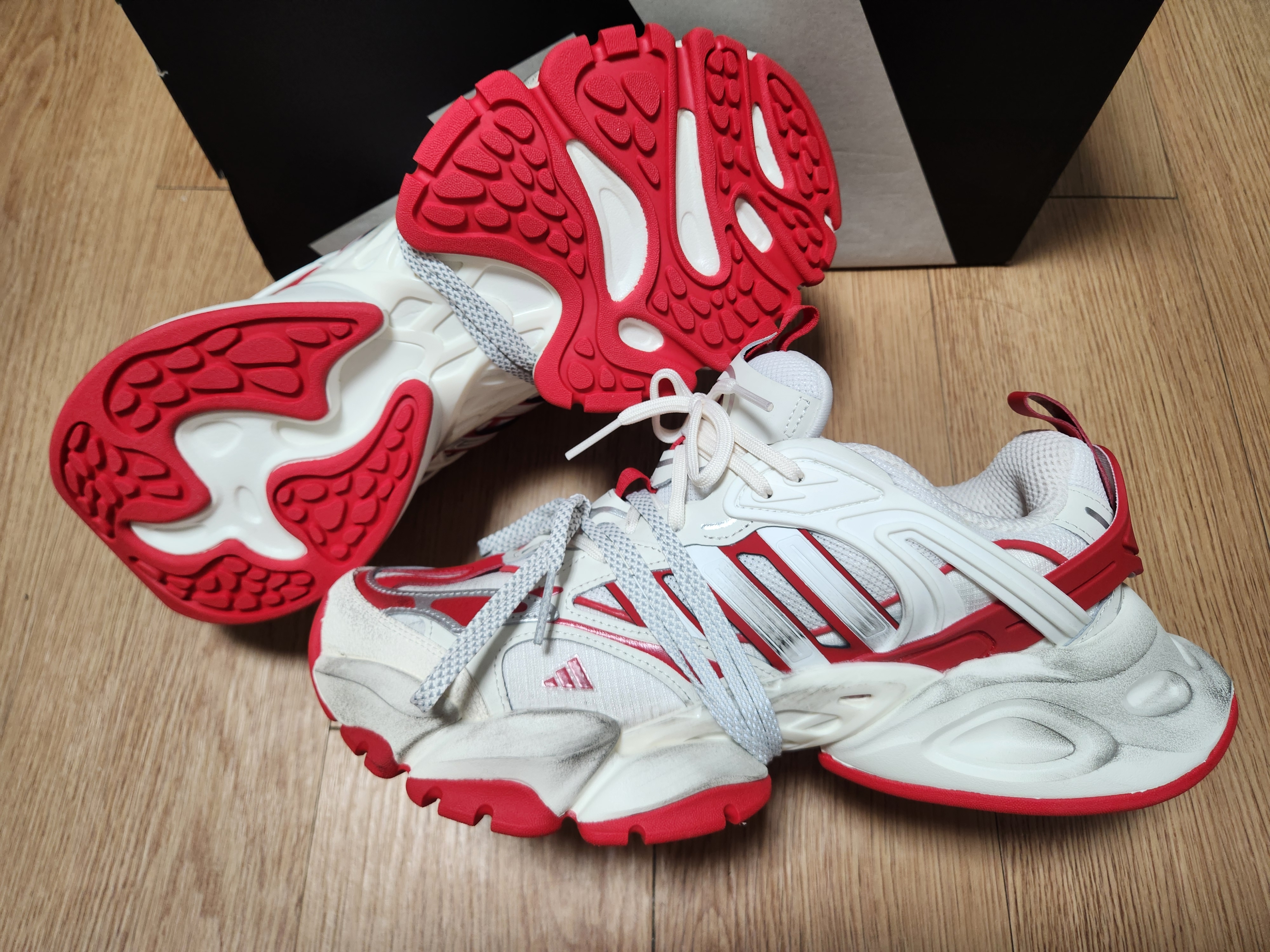 Adidas Vento XLG Deluxe Sneakers White Red 착용 스타일 - 4