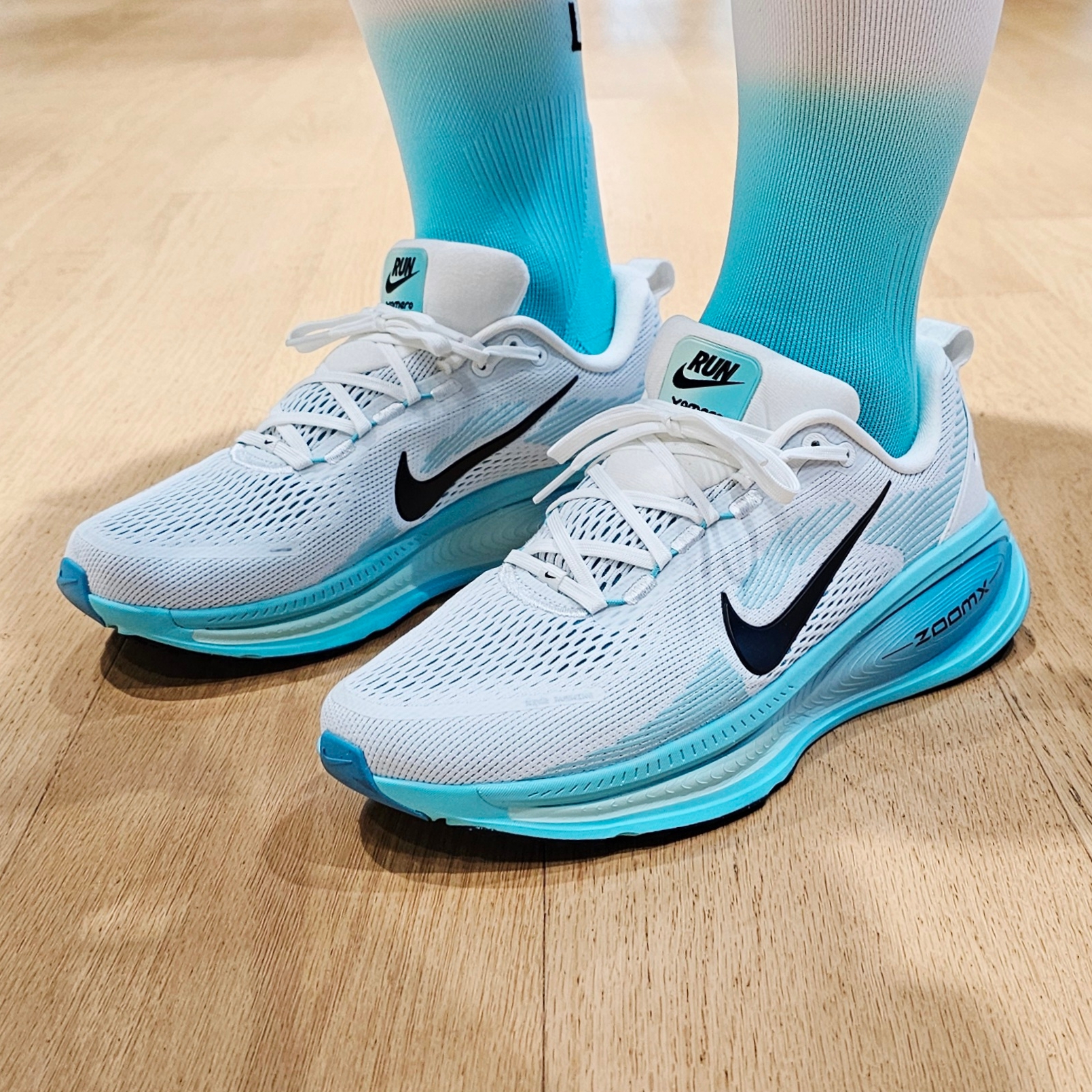 Nike Vomero 18 Summit White Dusty Cactus 착용 스타일 - 1
