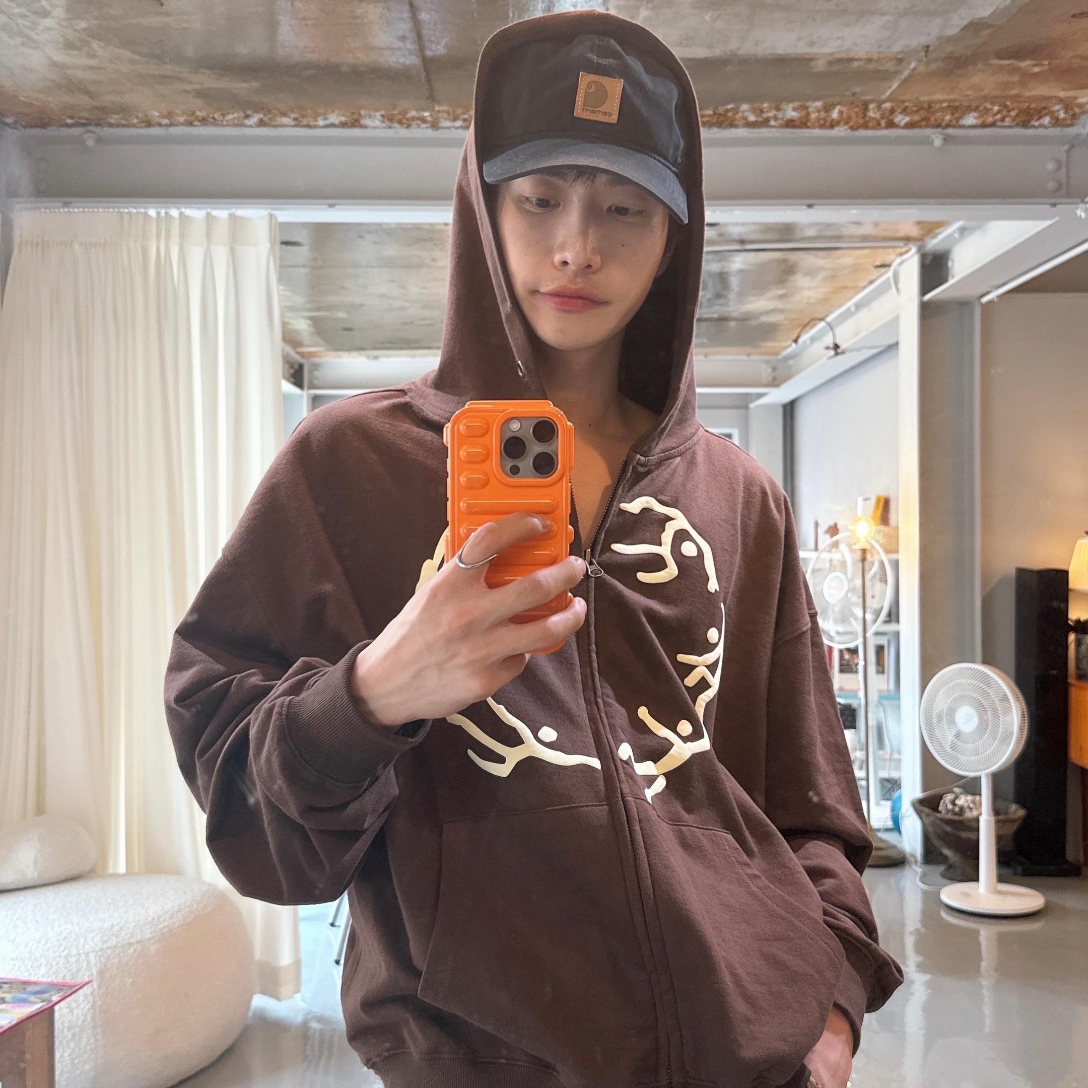 AMOU Dancing Circle Crop Hoodie Zip-Up Brown, AMOU Dancing Circle Crop Hoodie Zip-Up Navy 착용 스타일 - 3