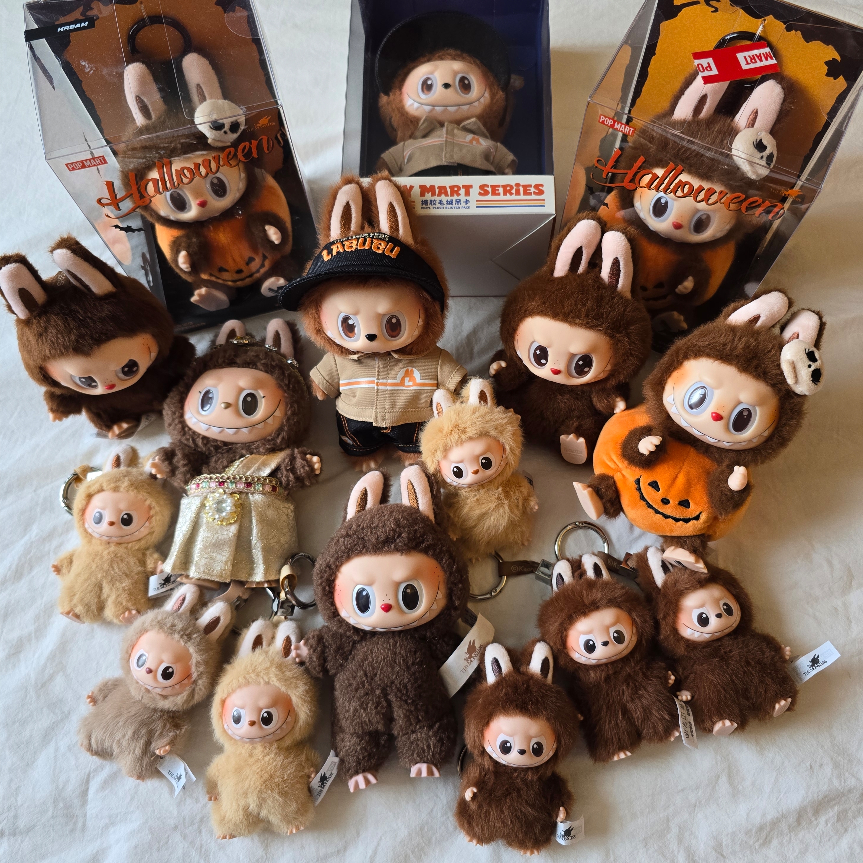 Pop Mart Labubu The Monsters Labubu Tasty Macarons Series Chestnut Cocoa Keyring (Opened Case), Pop Mart Labubu The Monsters Pin For Love Series Vinyl Plush Pendant (A-M) B (Opened Case) 착용 스타일