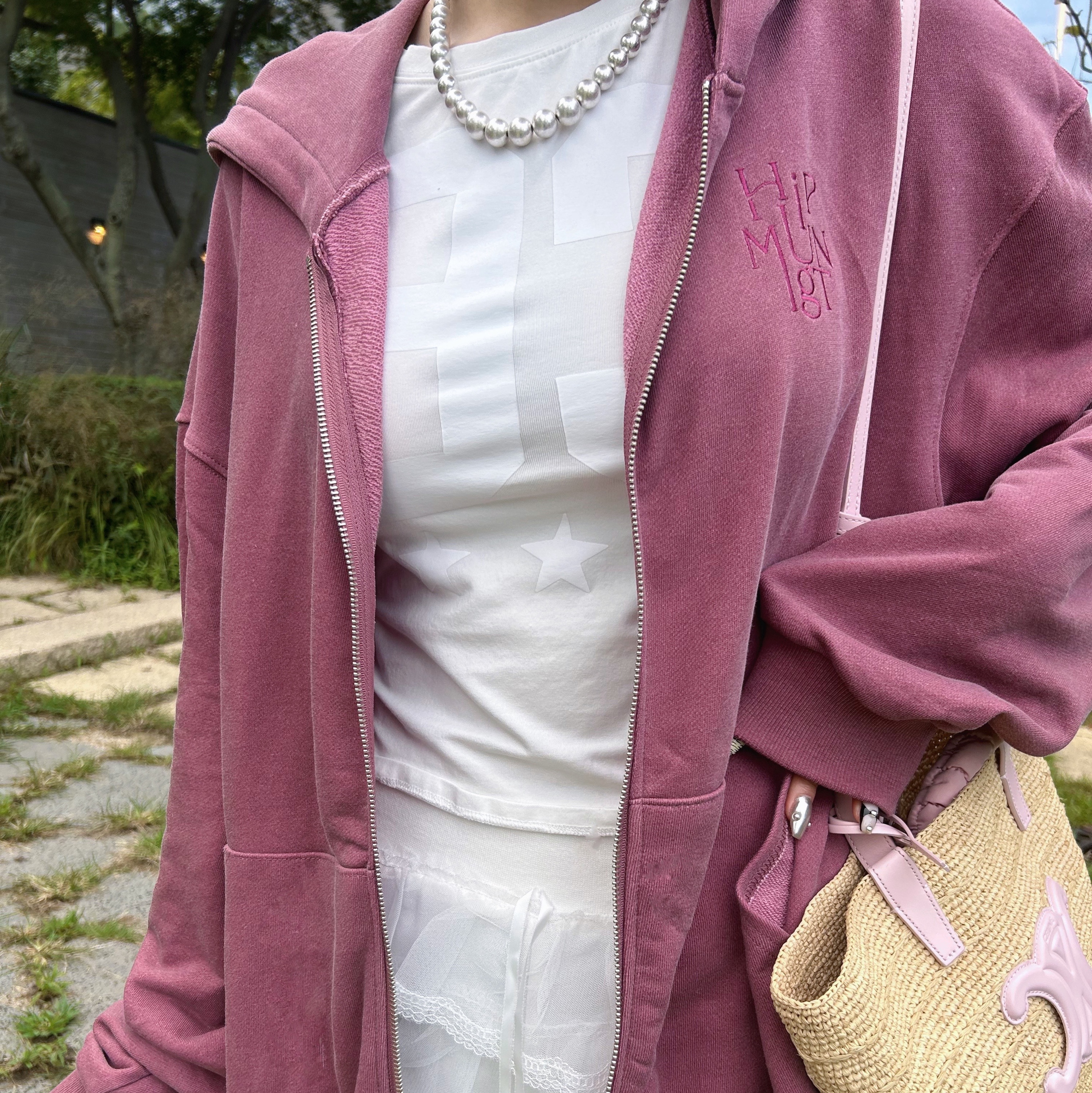 Celine Teen Supple Celine Classic Panier in Raffia and Calfskin Bleached Pink, (W) Puma Speedcat Ballet Suede Whisp of Pink Puma White 착용 스타일 - 3