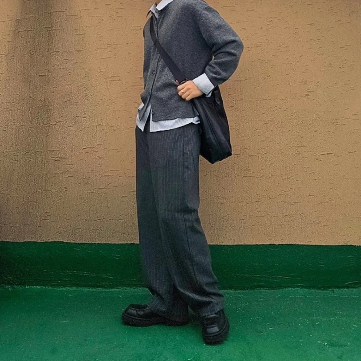 Millo Archive Crop Move Cardigan Charcoal 착용 스타일