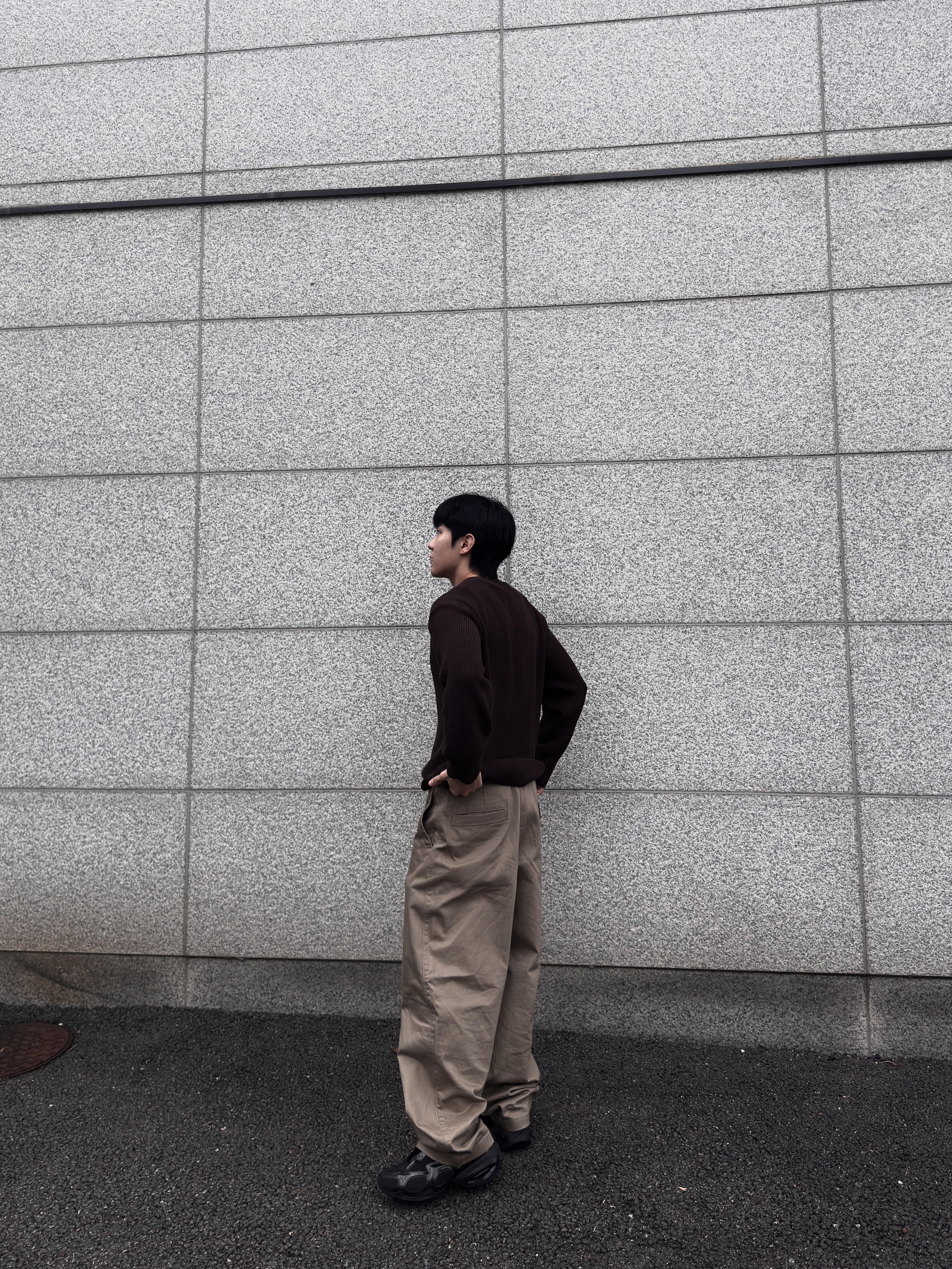 Knitted Cotton Henley Neck Waffle Knit Brown 착용 스타일 - 6