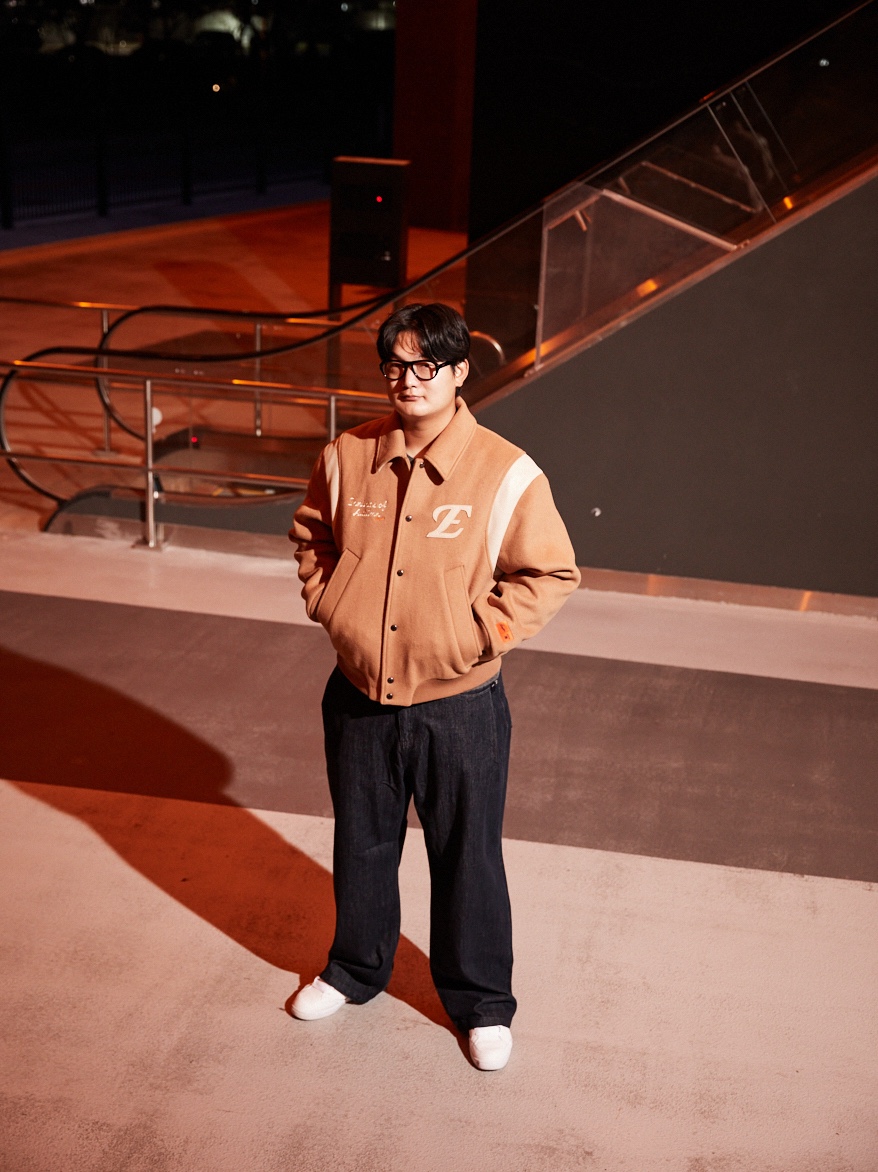 Satur x Hanwha Eagles Percy Wool Varsity Jacket Navy, Satur x Hanwha Eagles Percy Wool Varsity Jacket Brown 착용 스타일 - 2