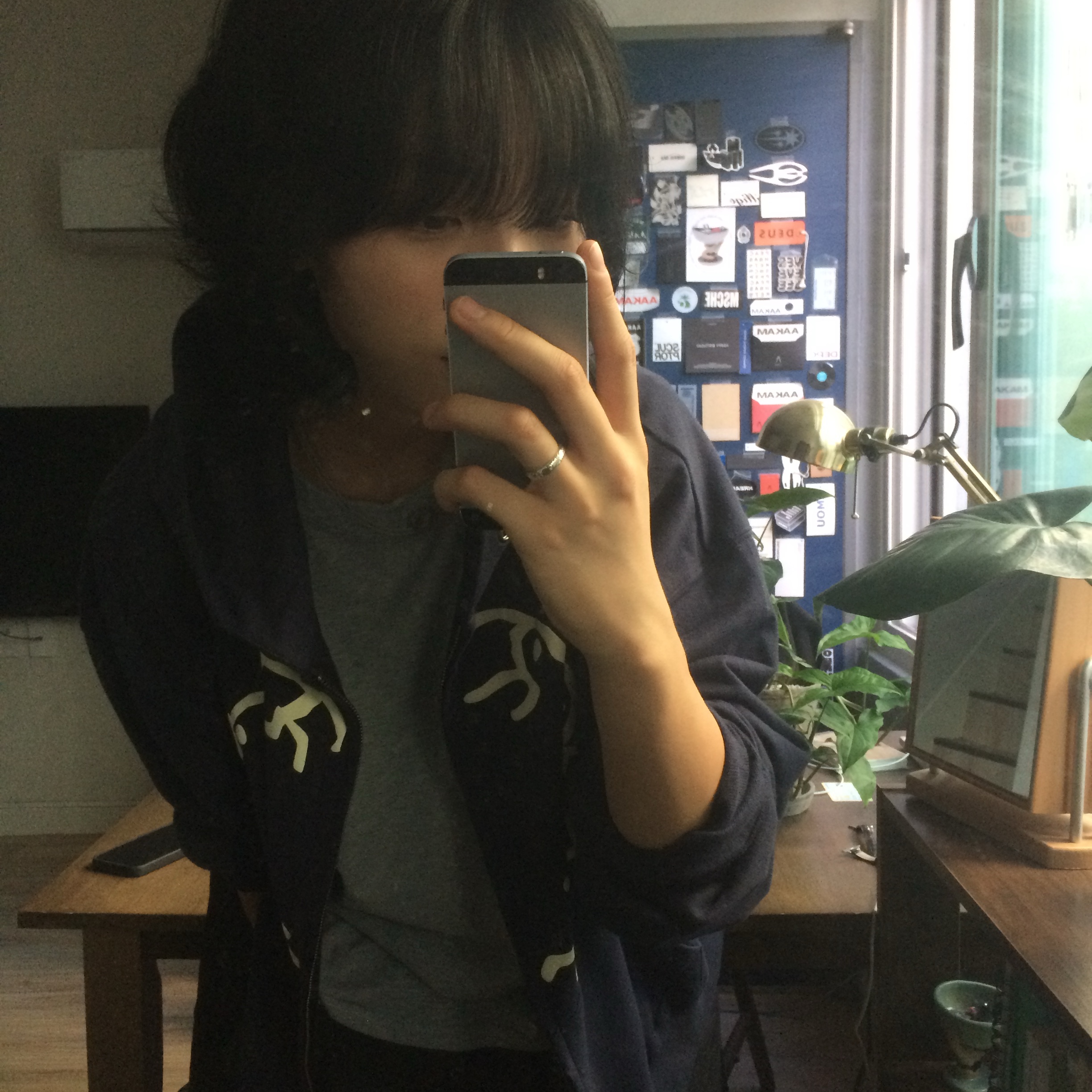 AMOU Dancing Circle Crop Hoodie Zip-Up Navy, AMOU Dancing Circle Crop Hoodie Zip-Up Brown 착용 스타일 - 3