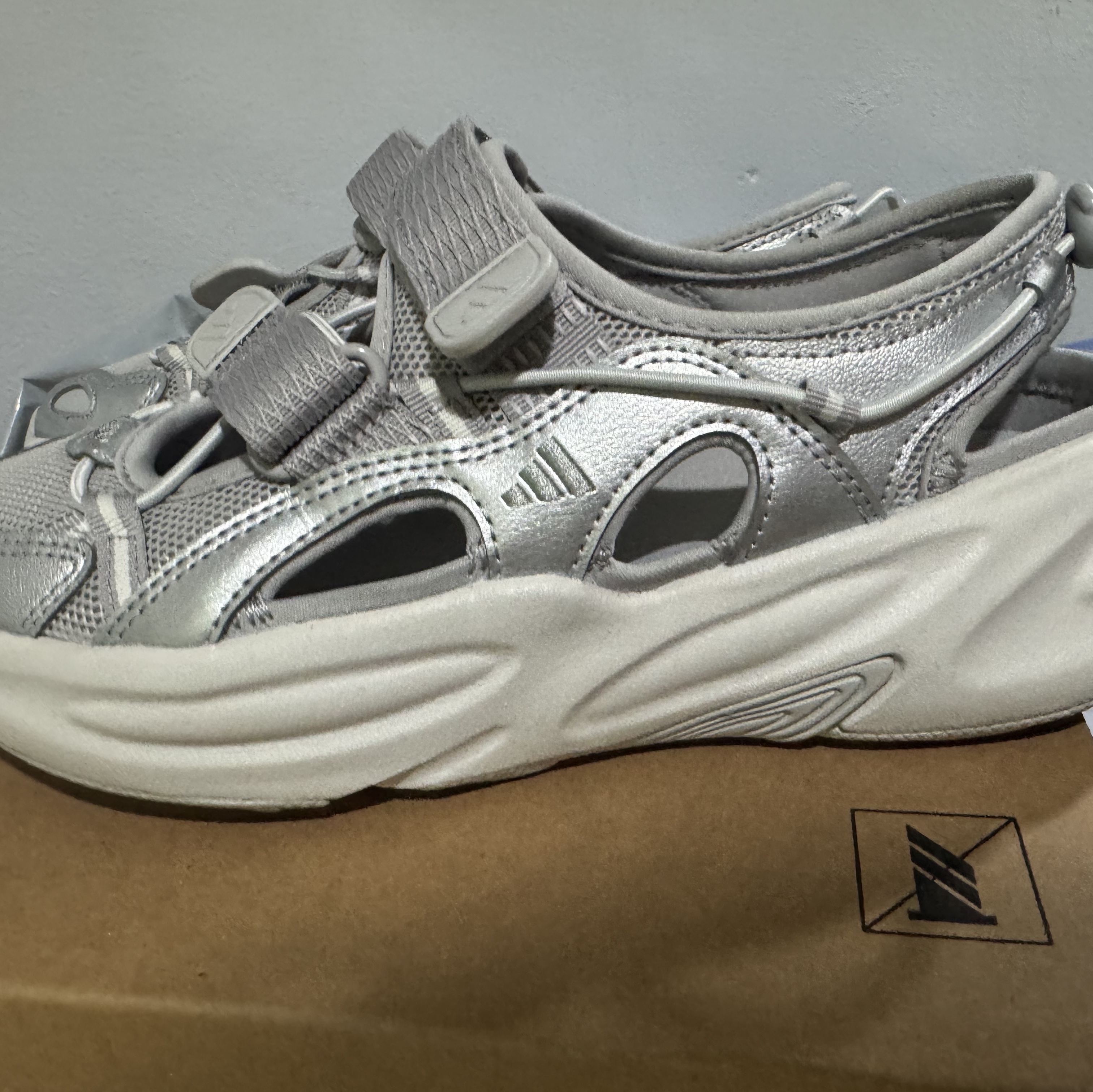 (W) Adidas Ozwave Sandal Grey Two Silver Metallic 착용 스타일 - 1