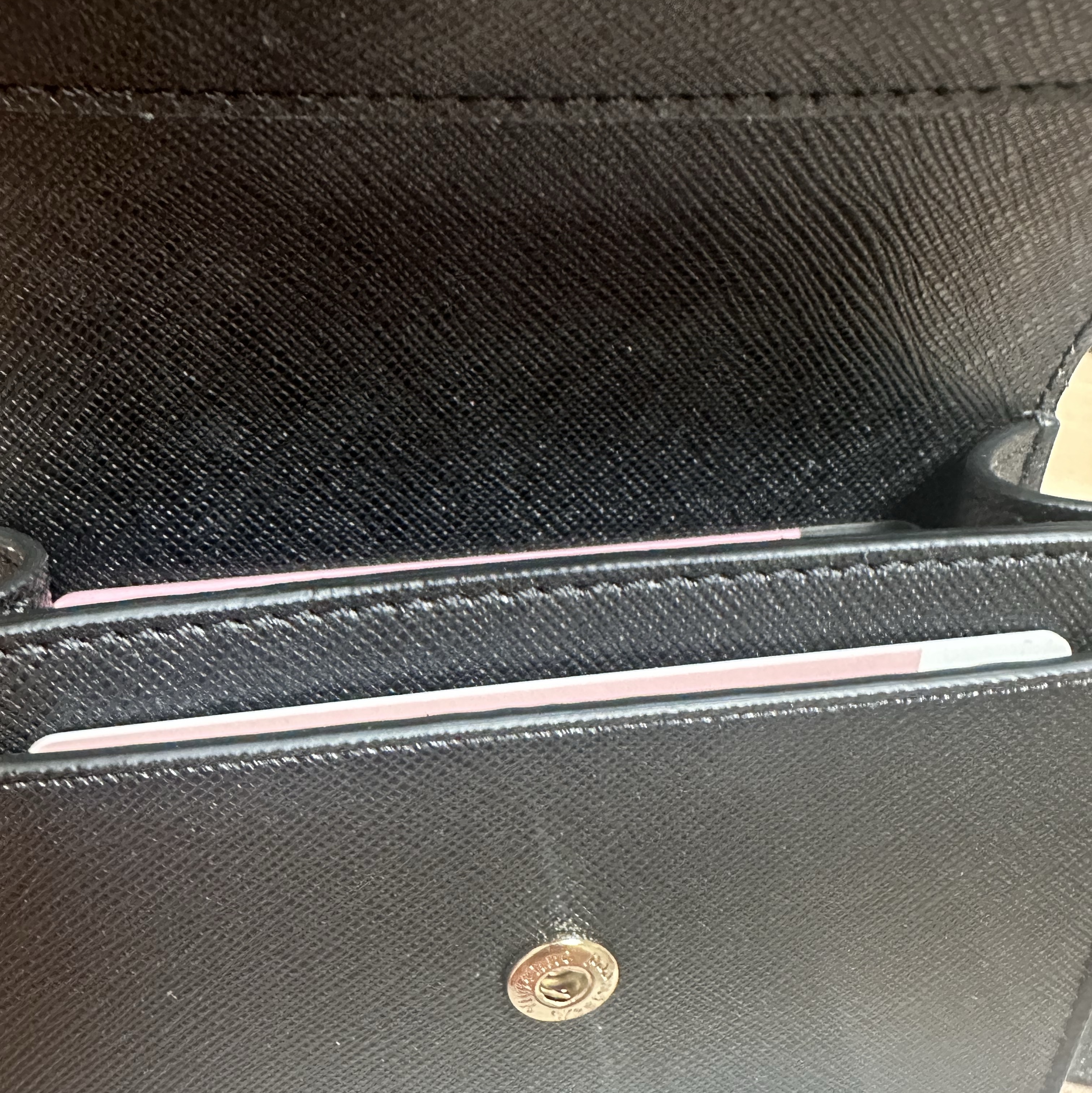 Vivienne Westwood Saffiano Leather Card Holder Black 착용 스타일 - 2