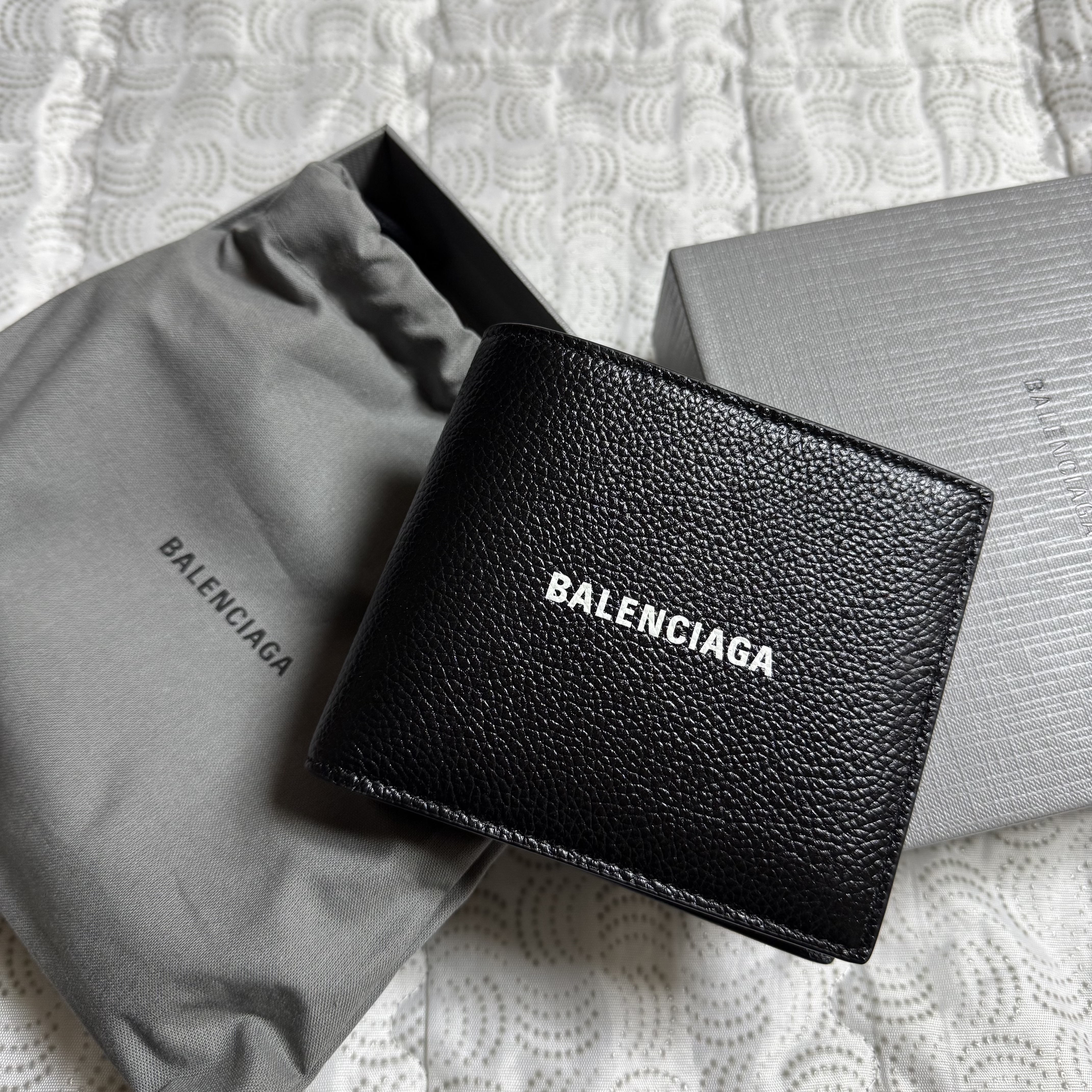 Balenciaga Cash Square Folded Wallet Black 착용 스타일