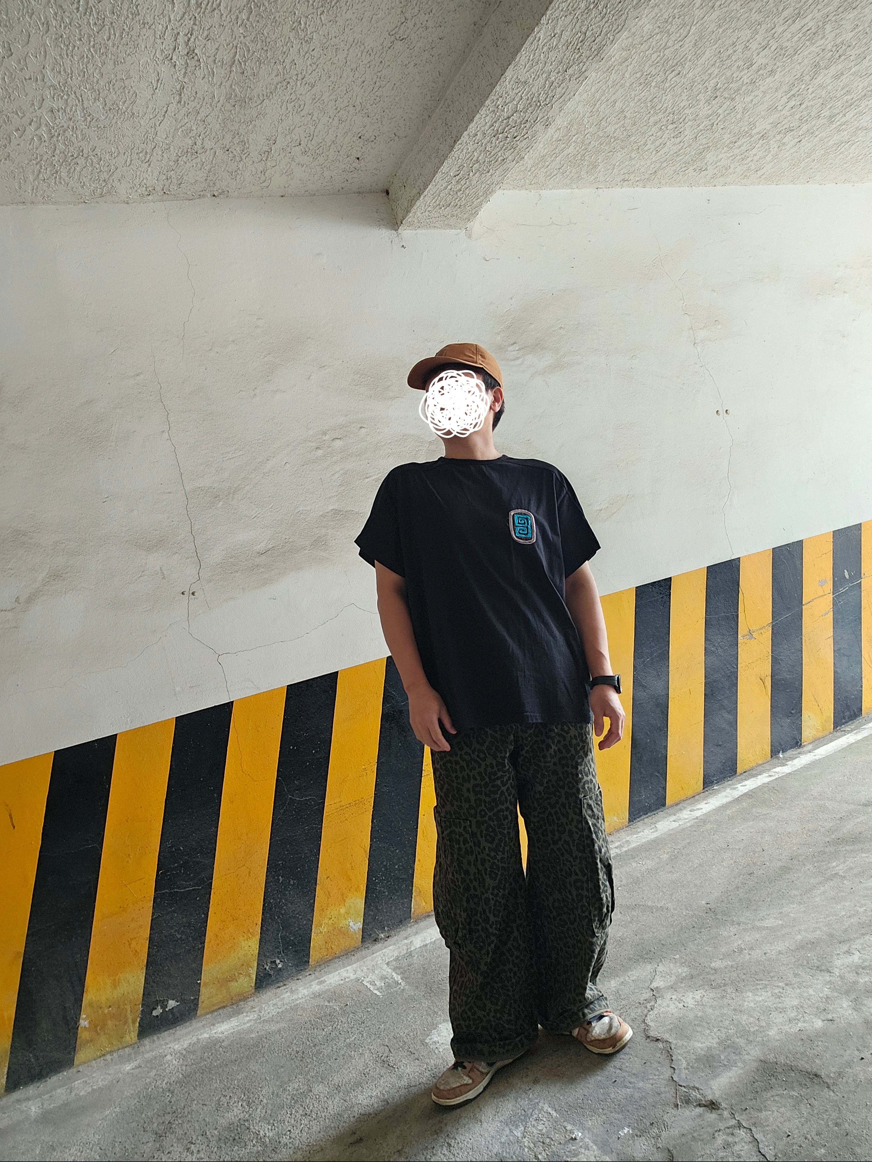 Carhartt Canvas Cap Carhartt Brown, Karactor Fuzzy Half T-shirt Black 착용 스타일 - 2