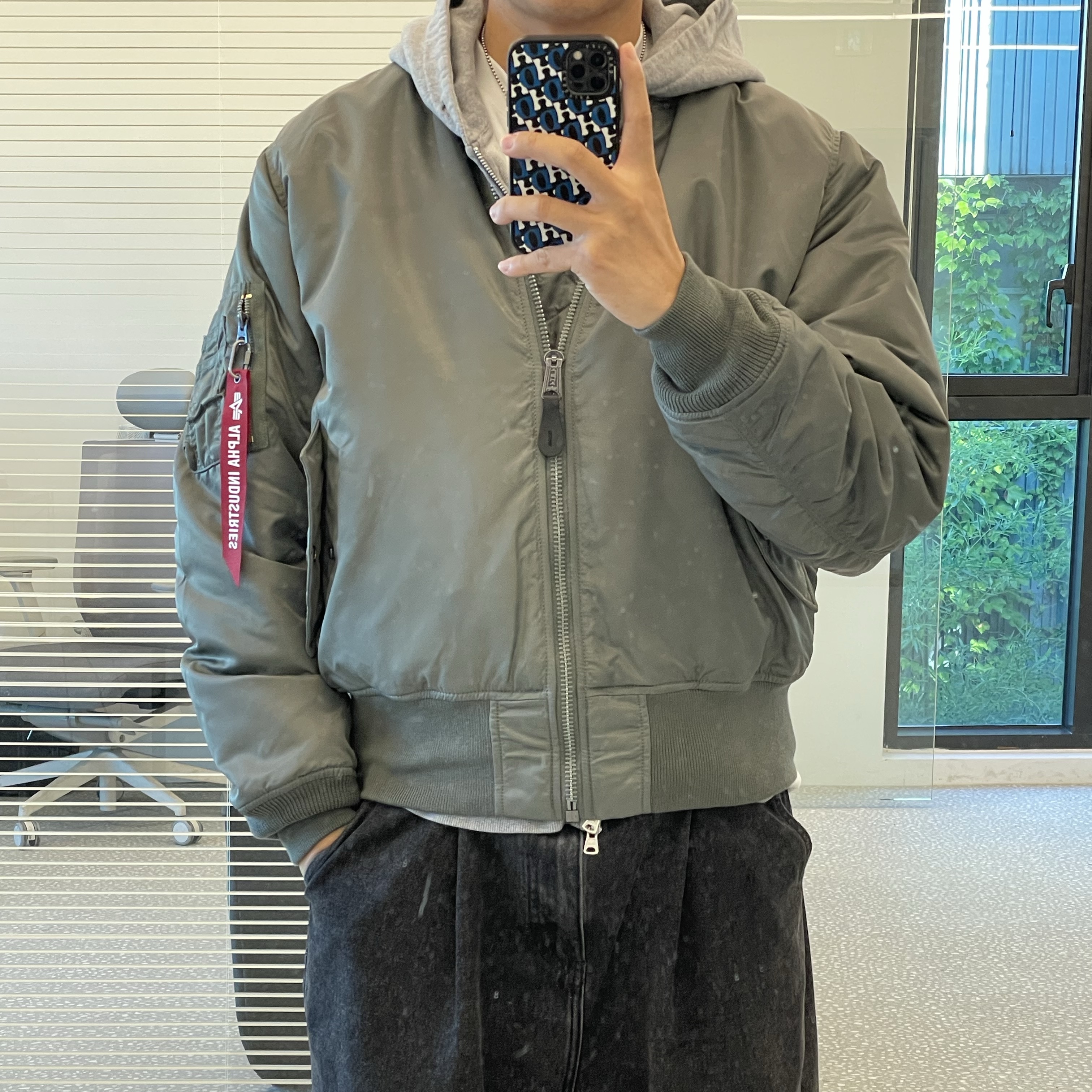 [KREAM 단독] ALPHA INDUSTRIES Alpha Ma-1 Flight Jacket Field Gray, Vandy The Pink Double Pocket Denim Shorts Black 착용 스타일