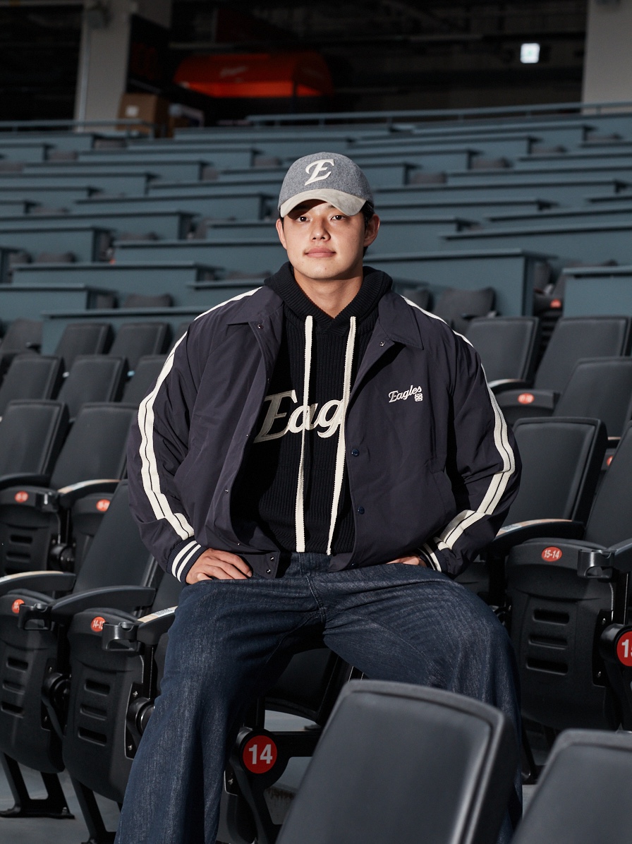 Satur x Hanwha Eagles Applique Knit Hoodie Black, Satur x Hanwha Eagles Lawton Souvenir Jacket Navy 착용 스타일 - 4