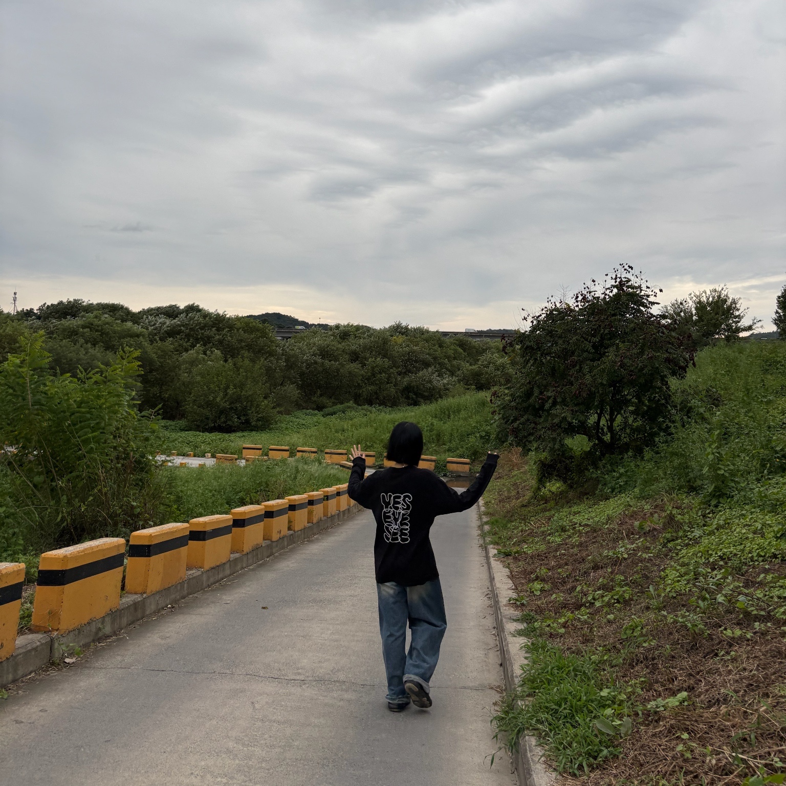 YESEYESEE C-Logo L/S Black 착용 스타일 - 3