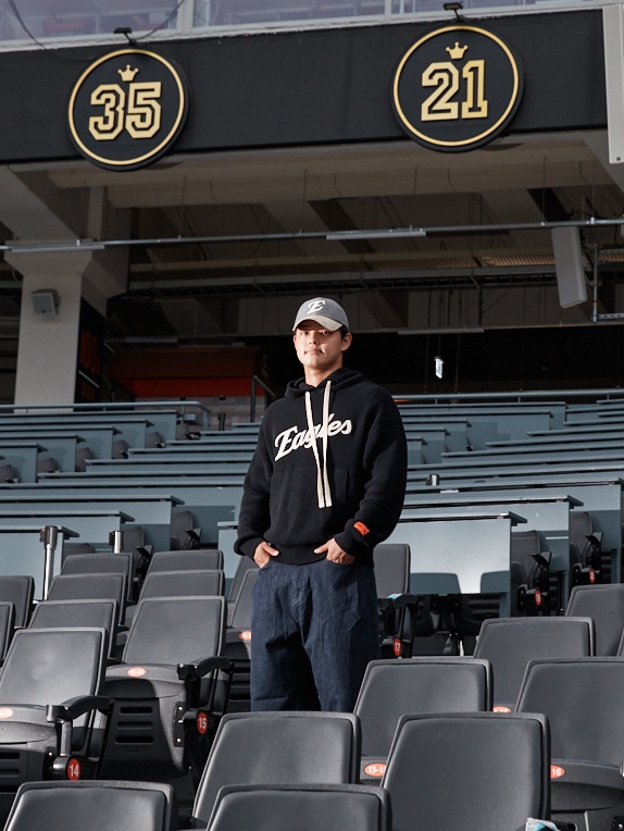 Satur x Hanwha Eagles Applique Knit Hoodie Black, Satur x Hanwha Eagles Lawton Souvenir Jacket Navy 착용 스타일 - 3